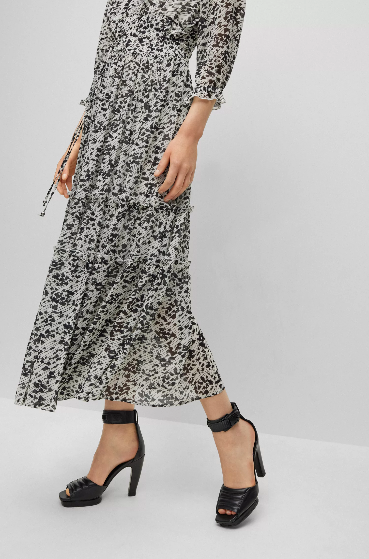 Vestido maxi preto BOSS com estampa da estação e decote em V.
