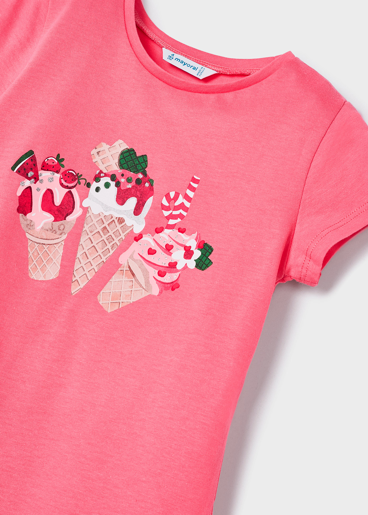 Camiseta feminina com estampa sustentável em algodão.