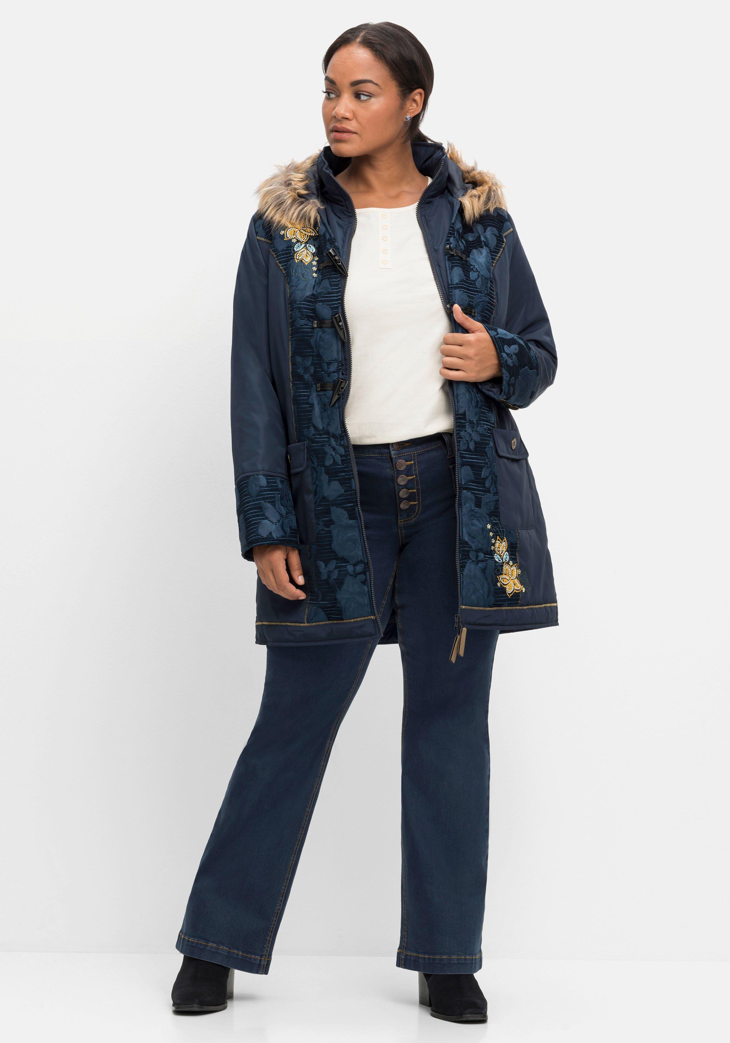 Outdoorjacke mit Kapuze und femininen Details