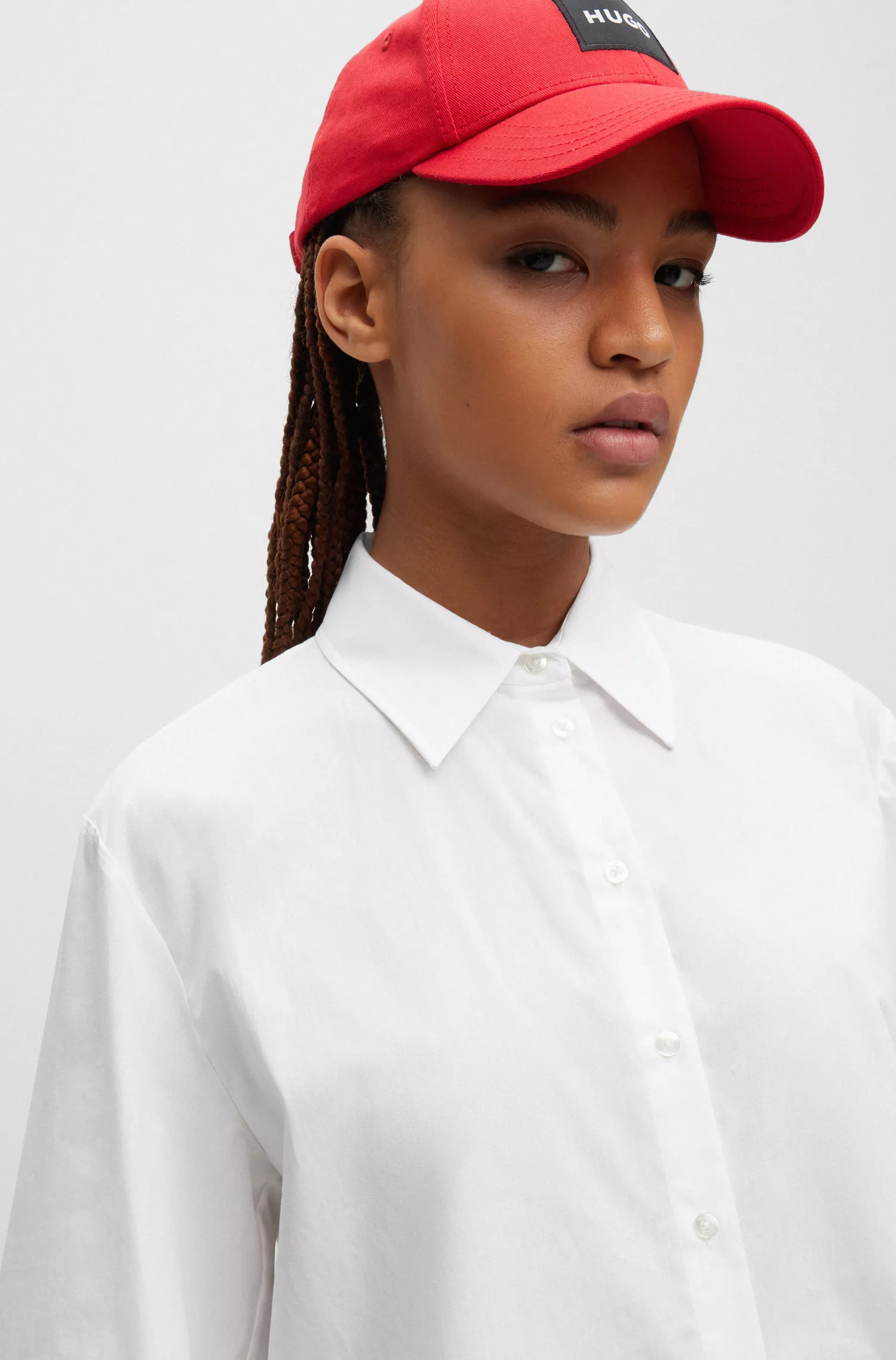 Blusa cropped HUGO vermelha em algodão orgânico com etiqueta com o logotipo.