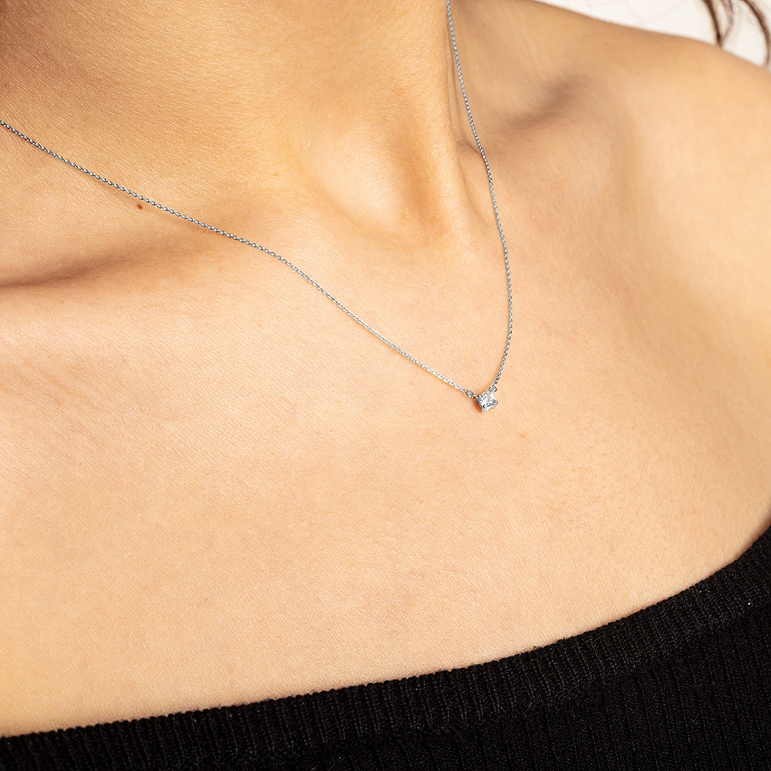 Collier mit Anhänger 750/18 K Weissgold mit Diamant 0.10 ct H/si