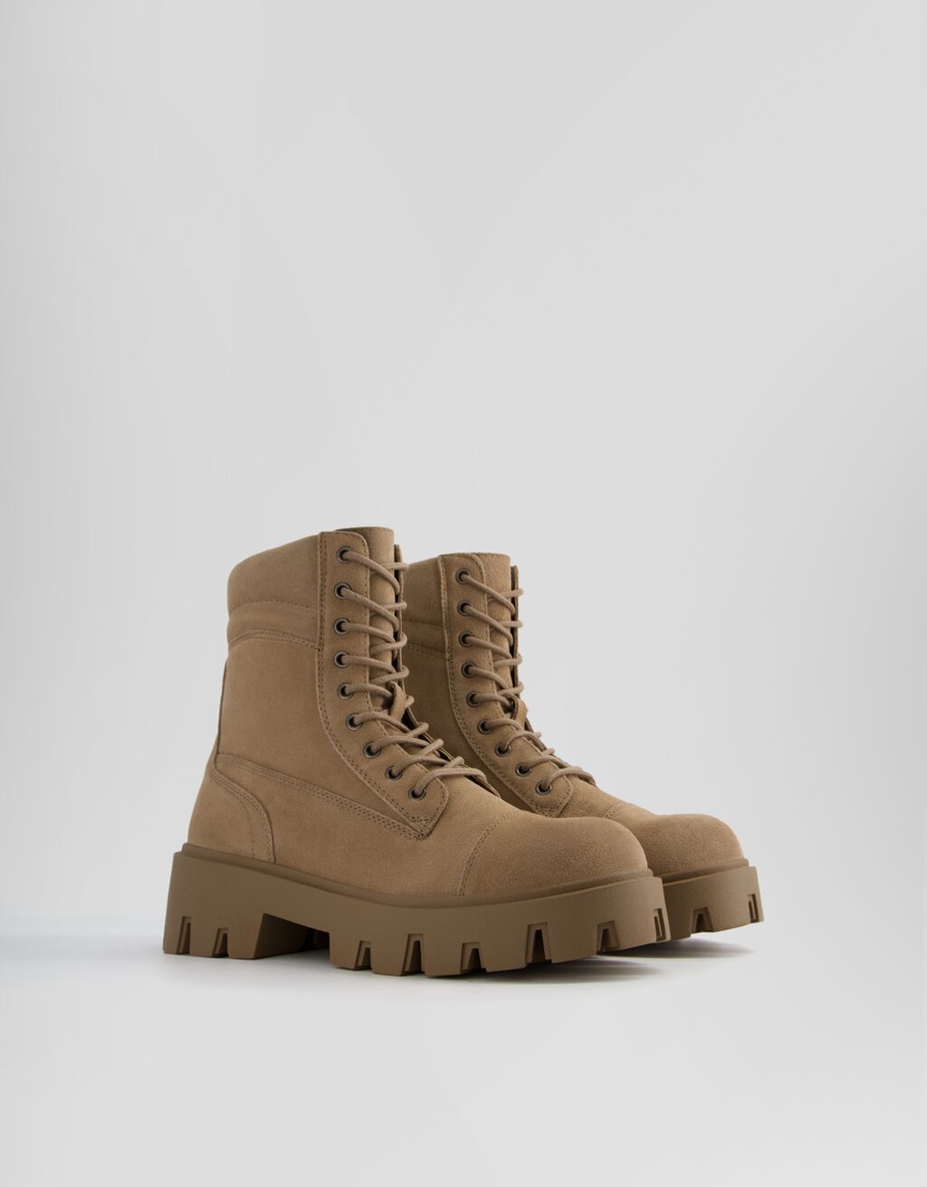 Botas de cano curto com cadarço e sola tratorada em COURO para homem