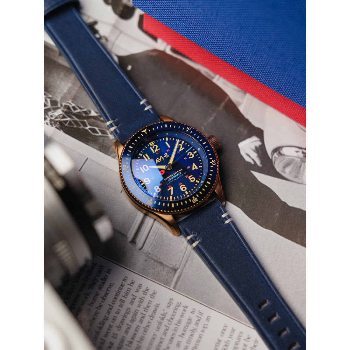 Montre AVI 8 Flyboyhomme bracelet cuir bleu