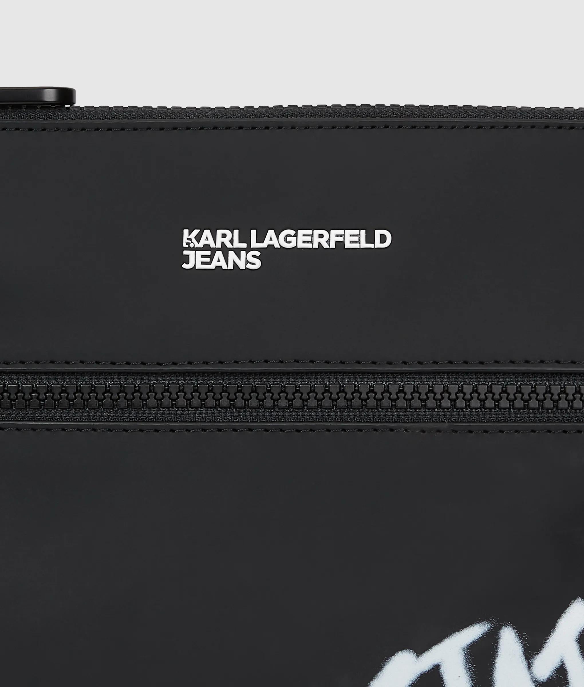 Gecoate platte crossbodytas met Karl-citaat