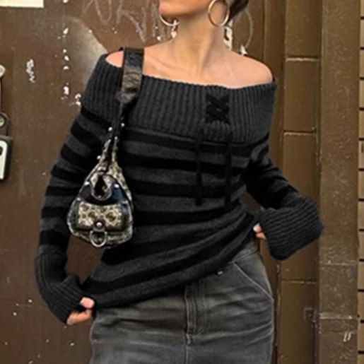 Trisica - Gestreepte trui met vetersluiting en off-shouldermotief
