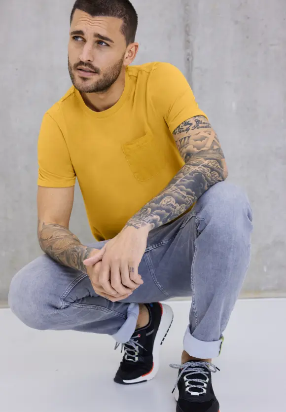 T-Shirt mit Brusttasche - saffron yellow