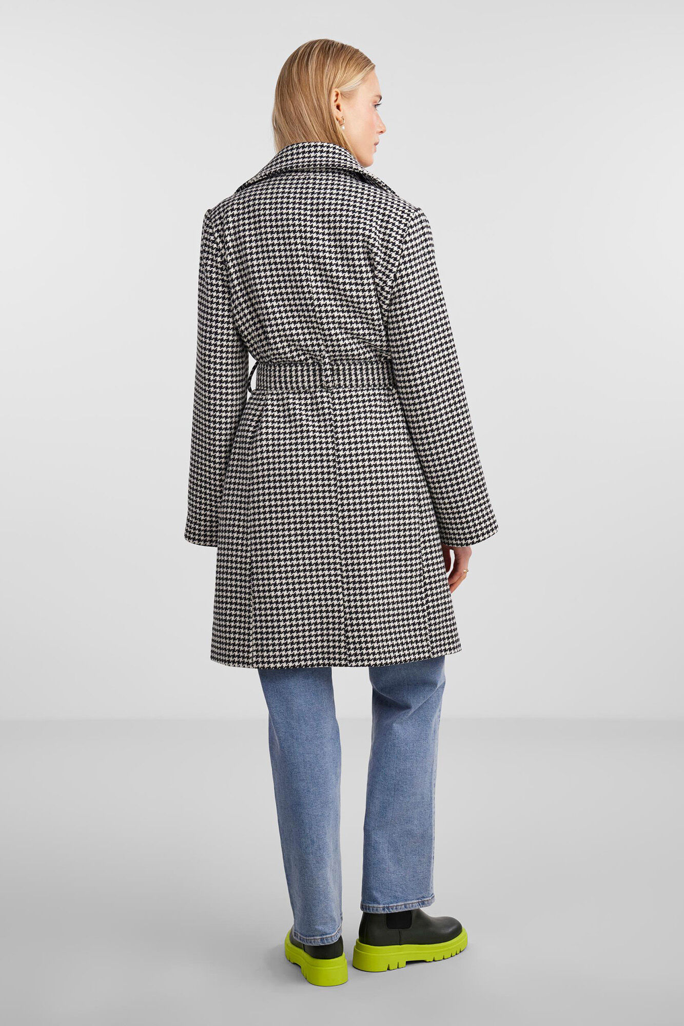 Casaco estilo trench coat com gola de lapela