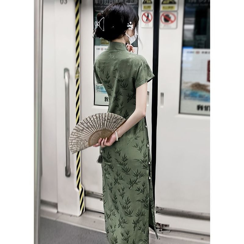 Brondia - Midi Qipao met bladprint en korte mouwen