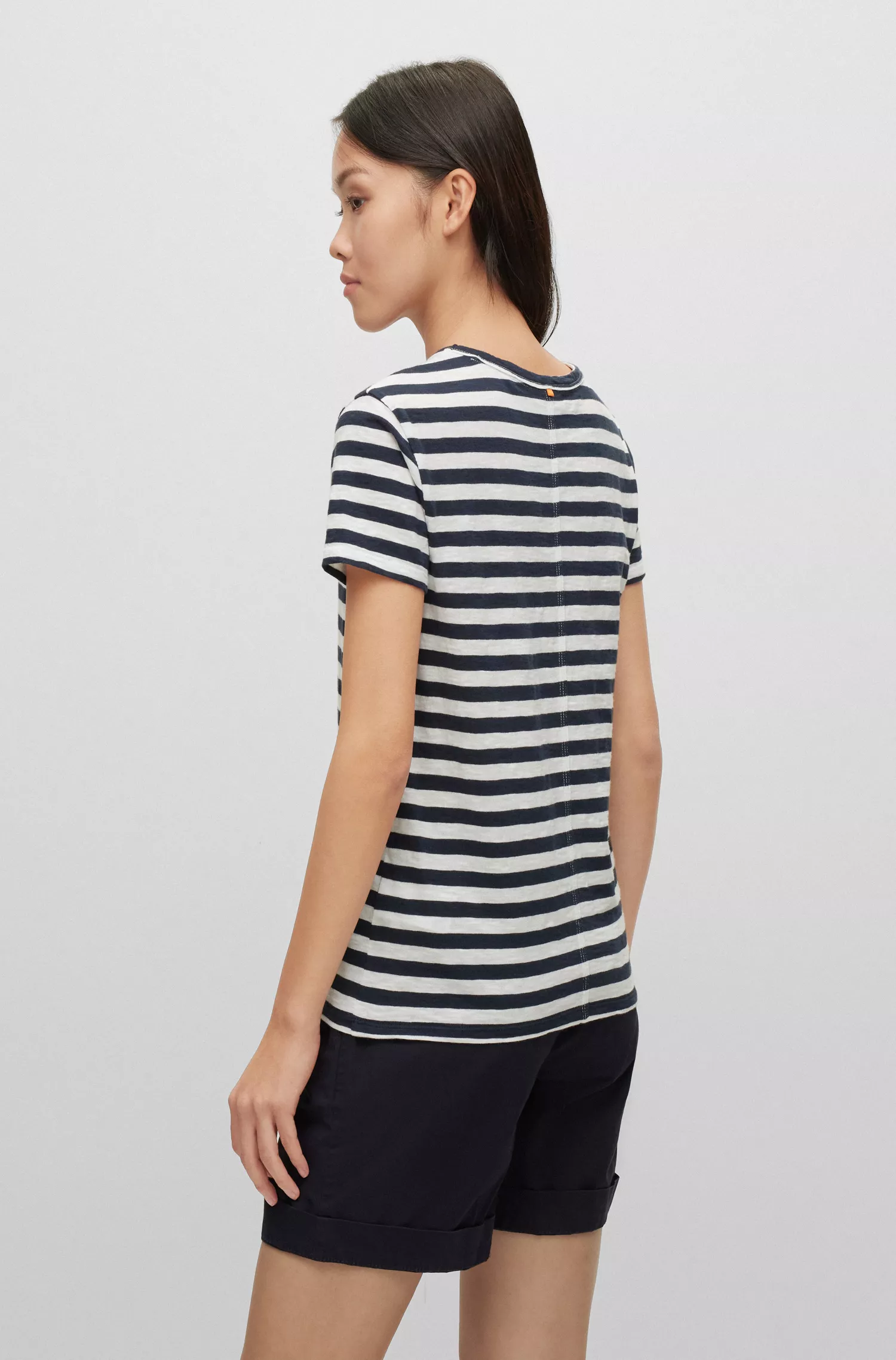 Camiseta BOSS preta de algodão texturizado com corte slim e listras horizontais.