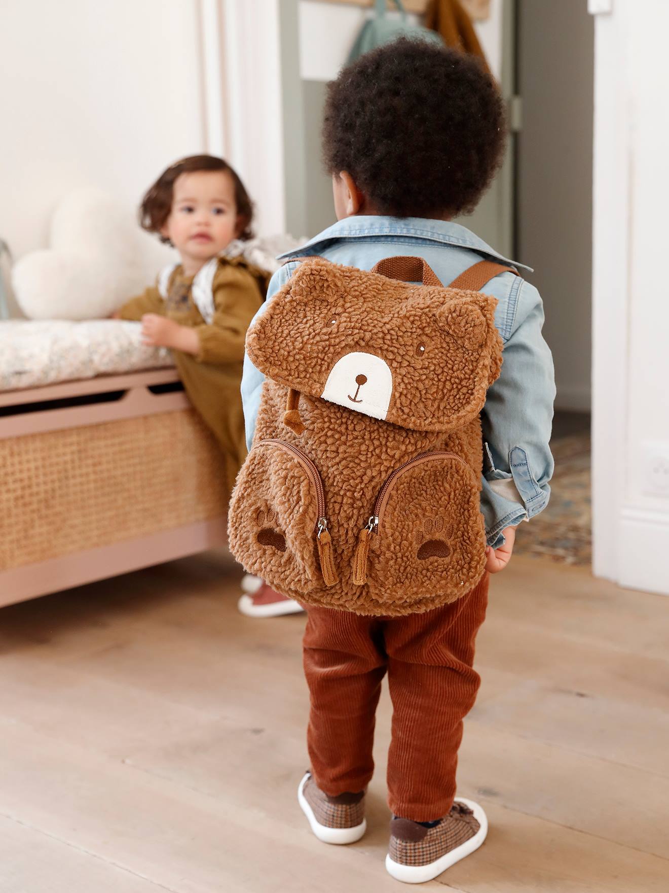 Mochila marrom média lisa com estampa de urso.