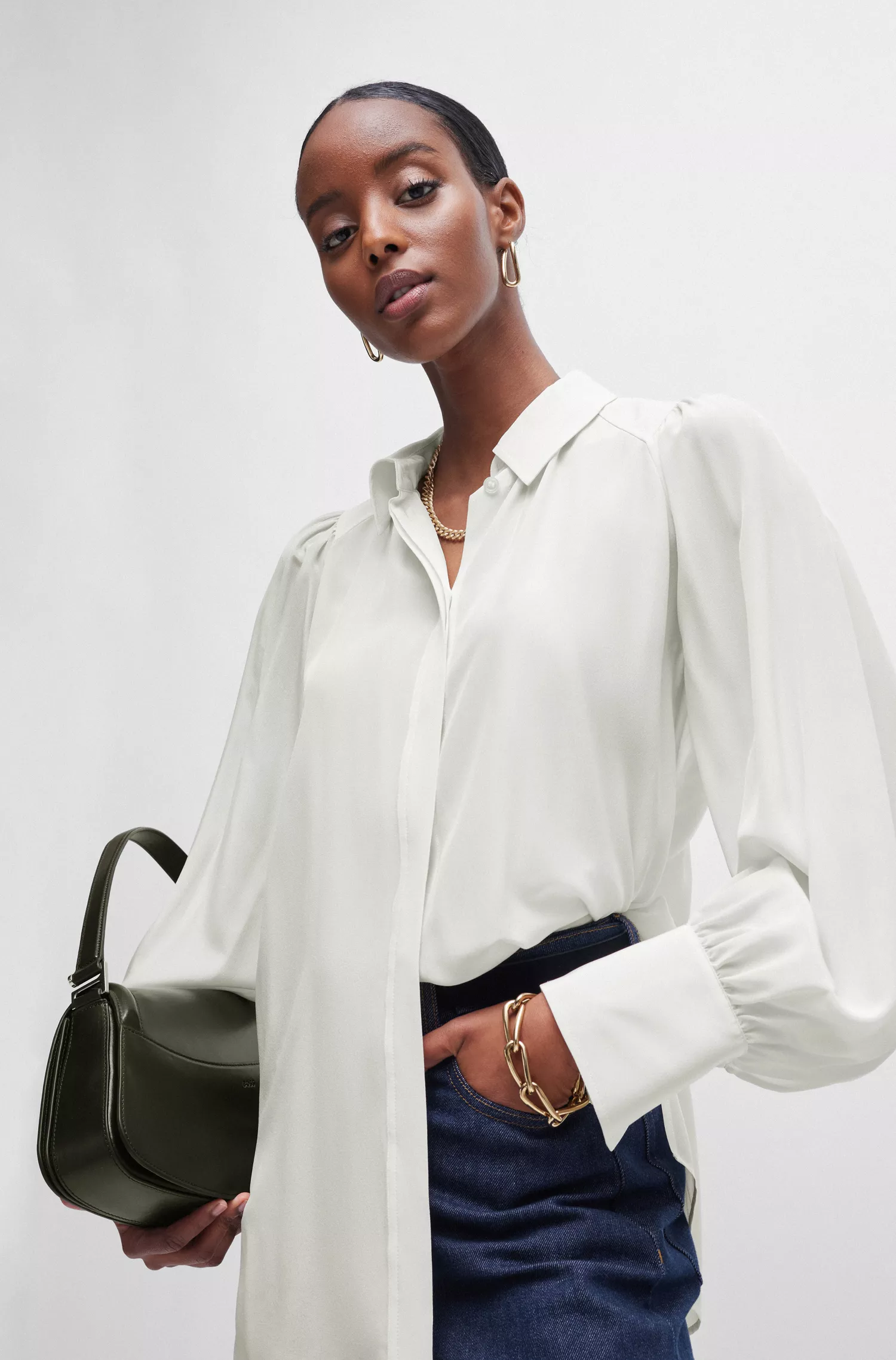 Blusa BOSS preta de modelagem relaxada em seda lavada.