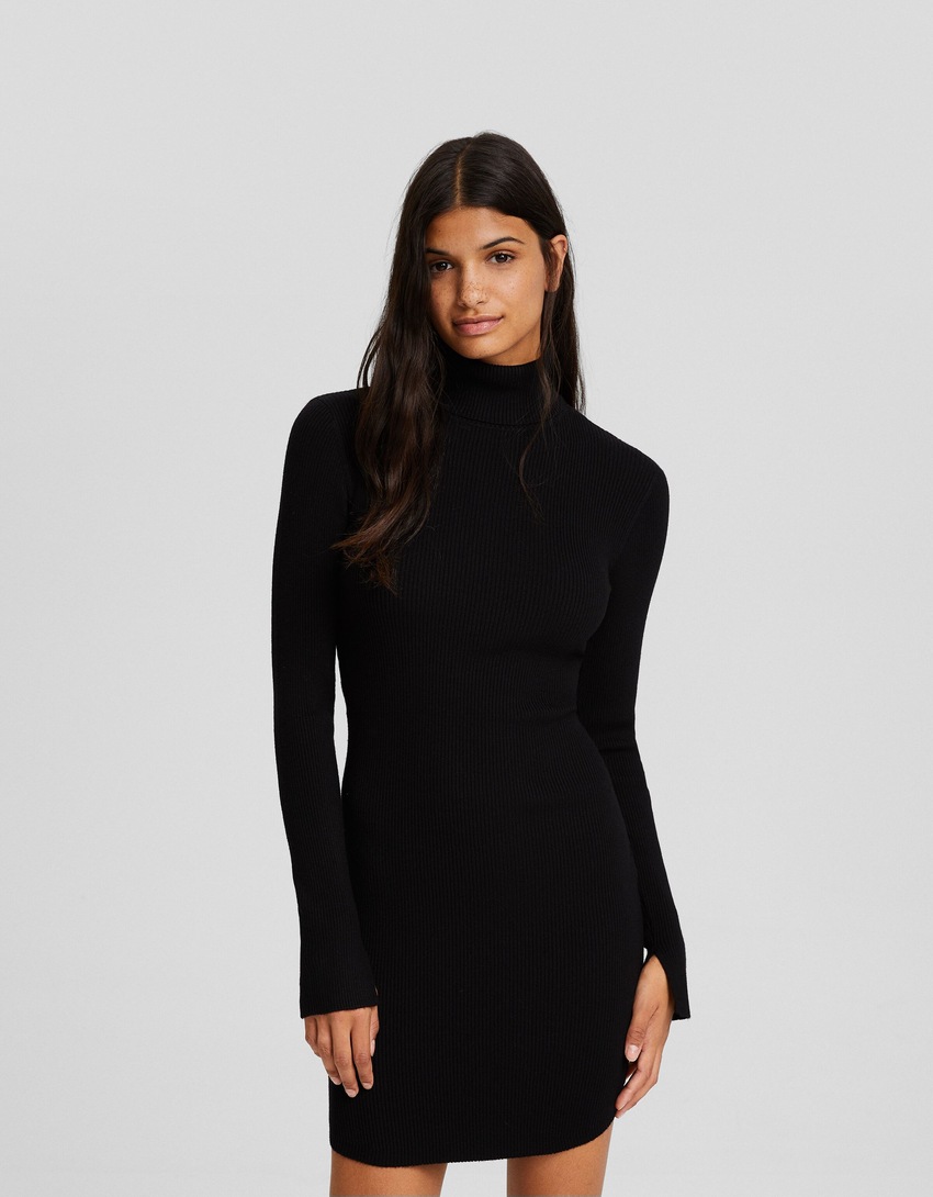 Vestido curto de malha com gola alta e mangas compridas.