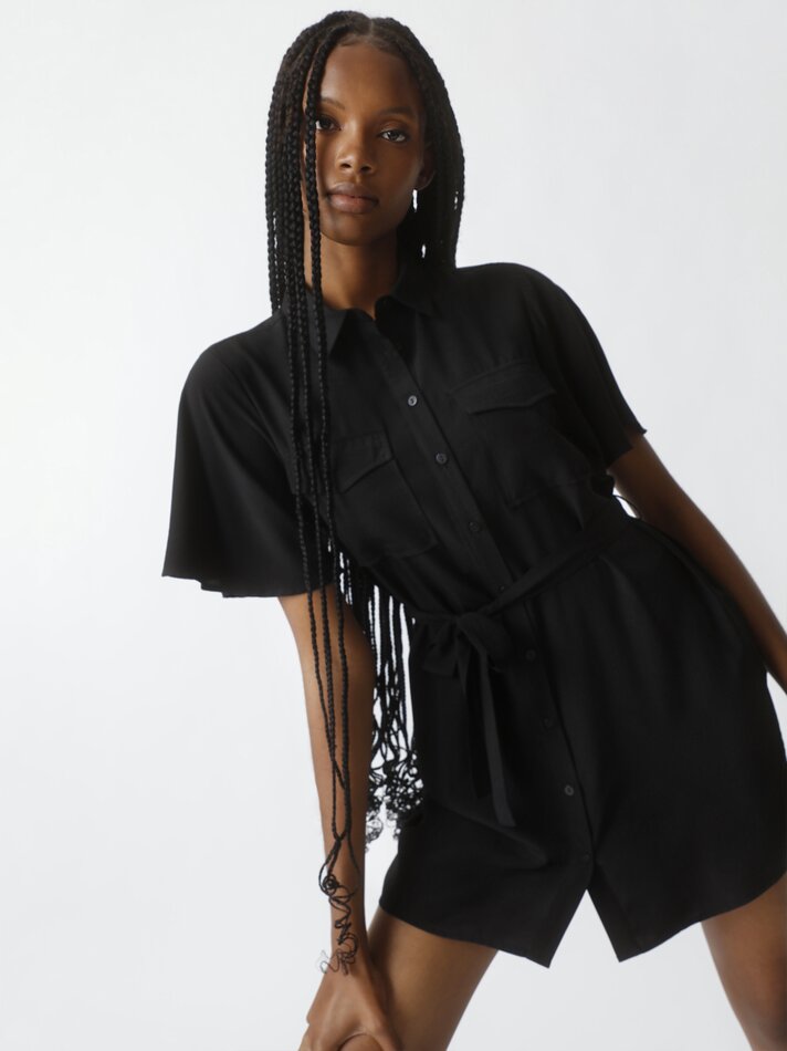 Vestido curto estilo camisa - Preto