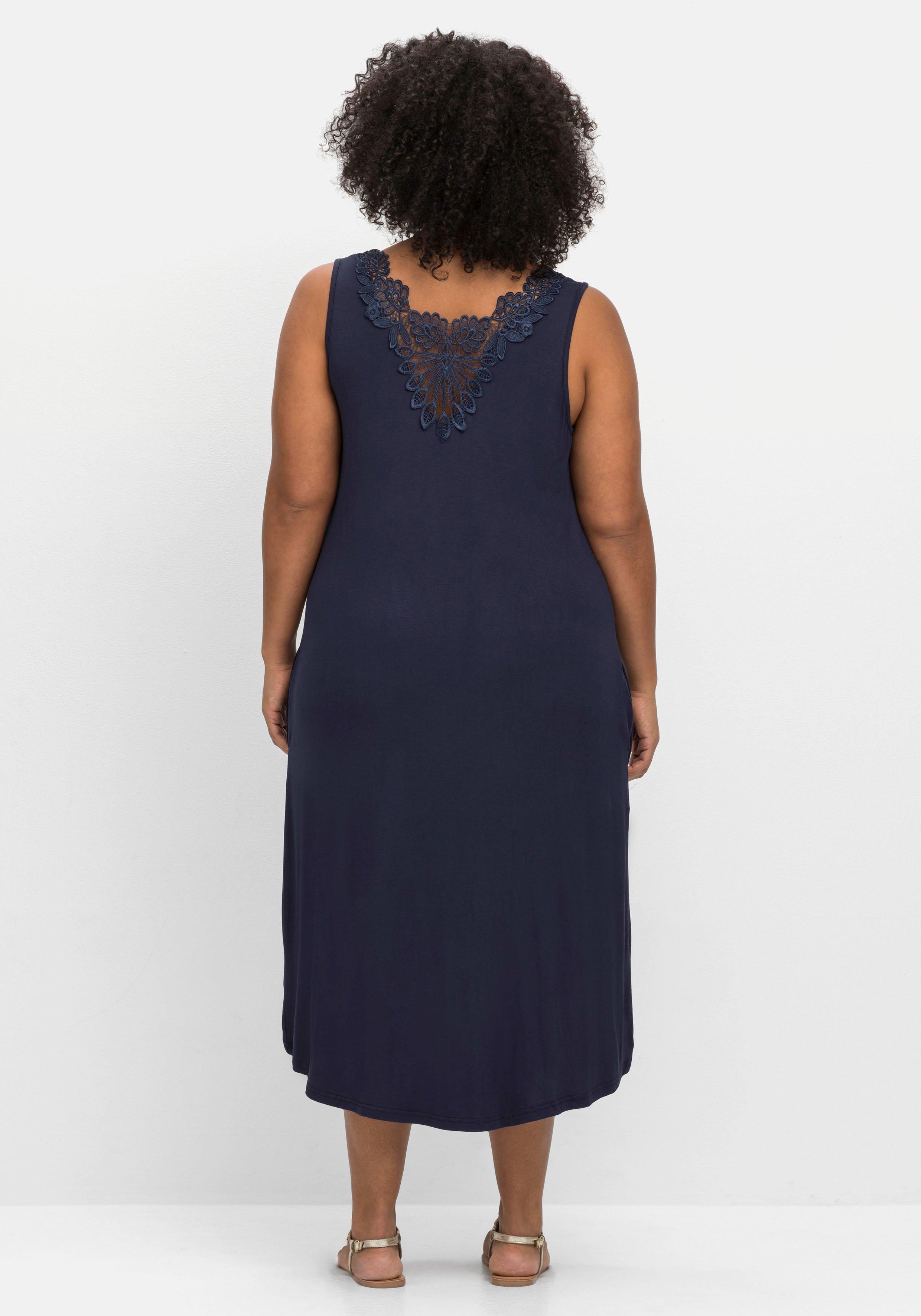 Kleid mit Spitzeneinsatz im Nacken