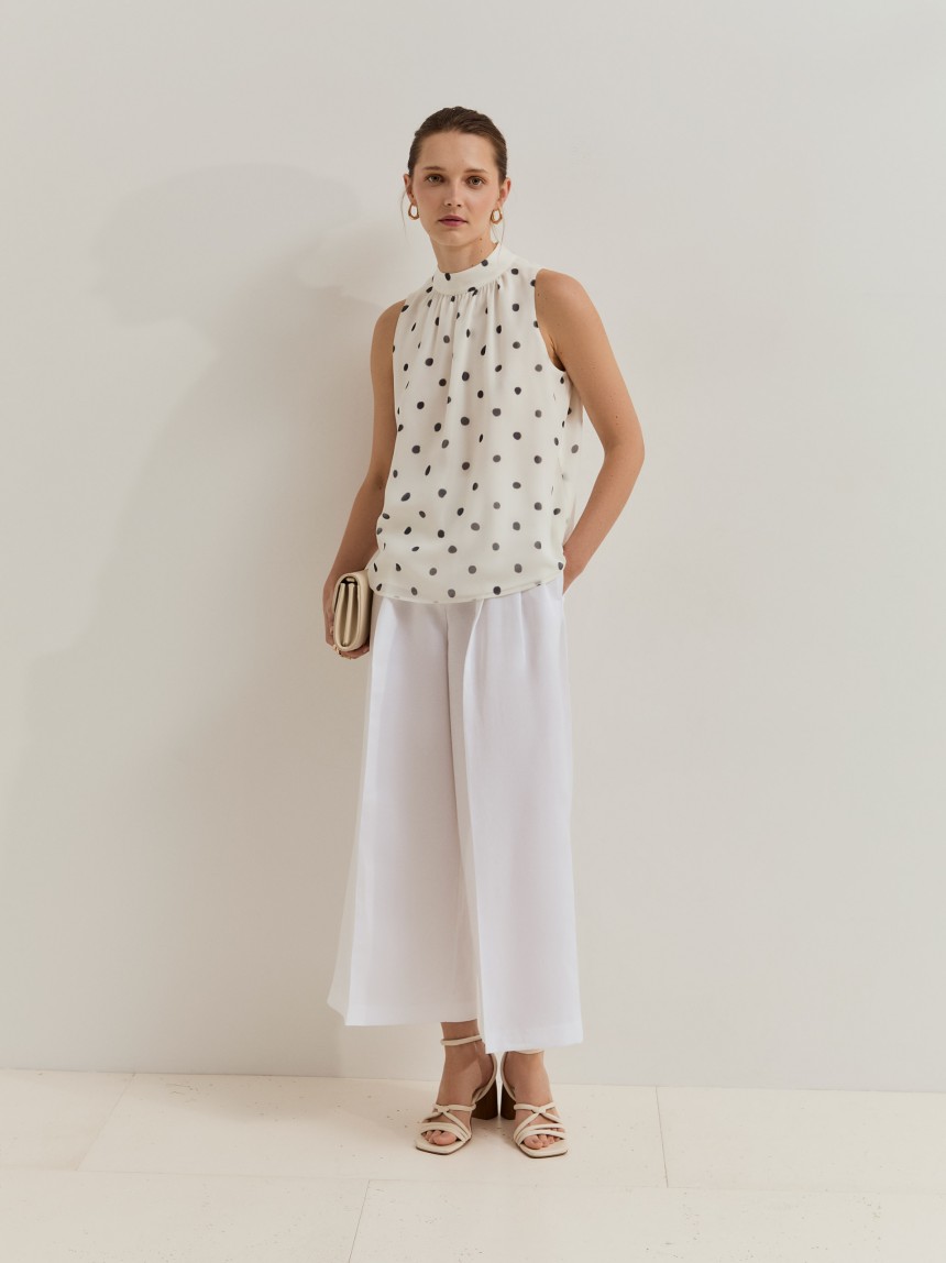 Blusa às bolinhas