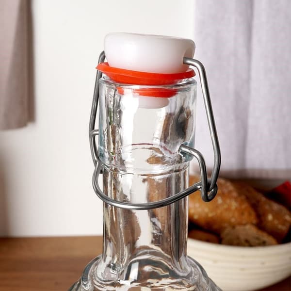Vakker glassflaske med kork og klips for drinker