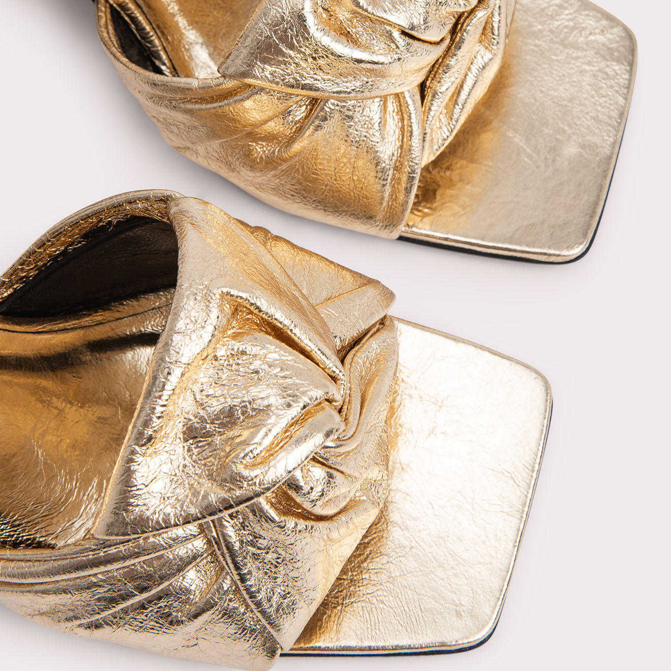 By Far Mules en Cuir Lamar dorées - Talon 7 cm