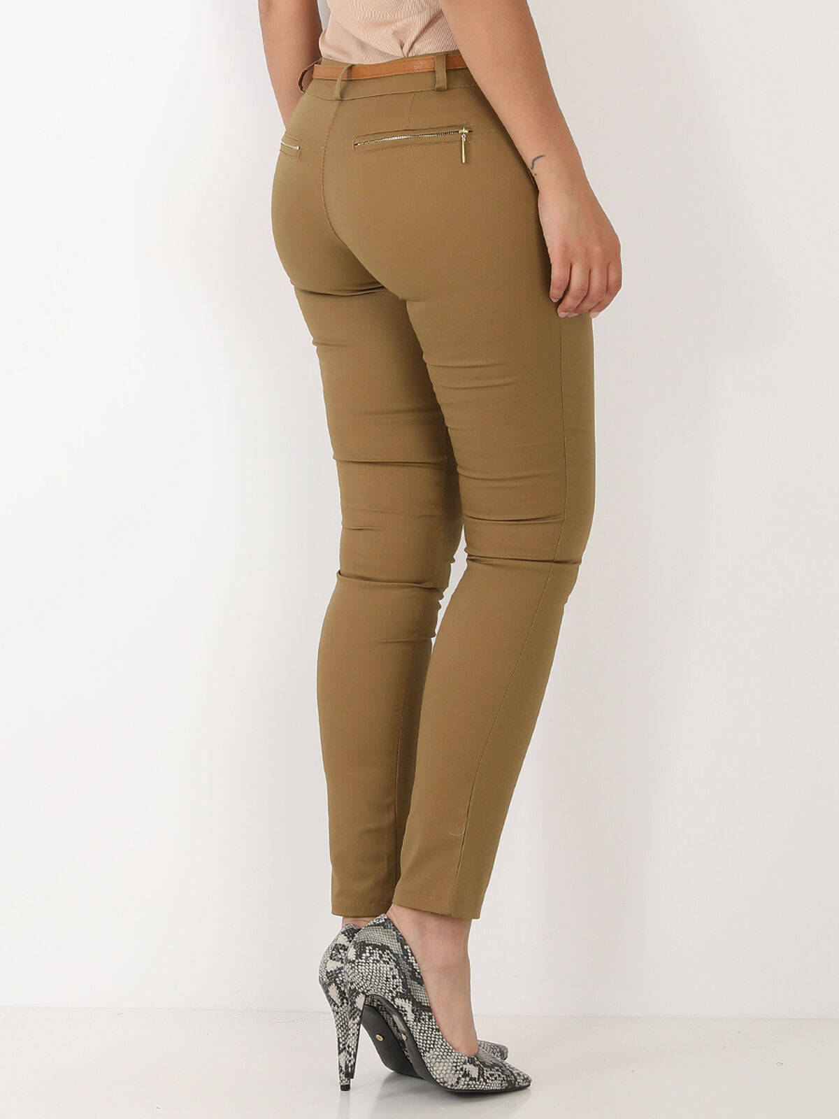 Pantalon à pinces avec ceinture- Camel