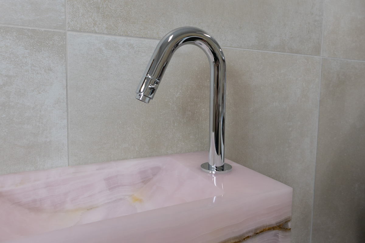 Saniclear Pink Onyx fonteinset met gebogen kraan in chroom