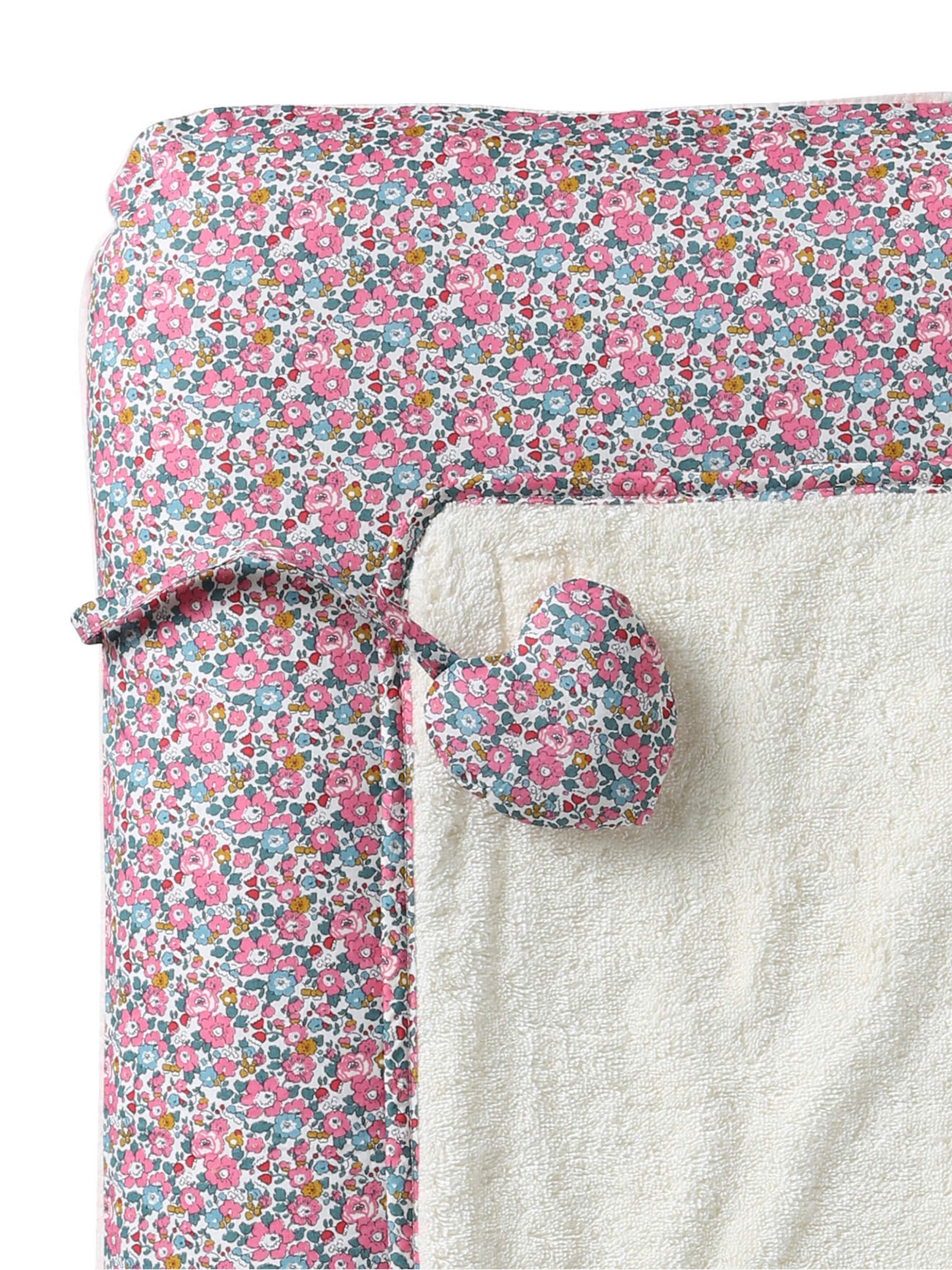 Envie de Fraise Baby Wickelauflagen-Bezug aus Liberty-Stoff hellrosa