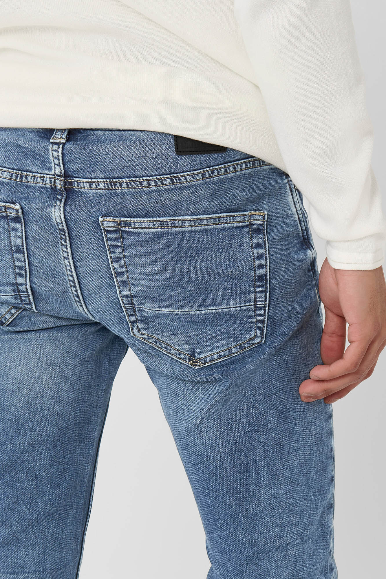 calça jeans de corte justo