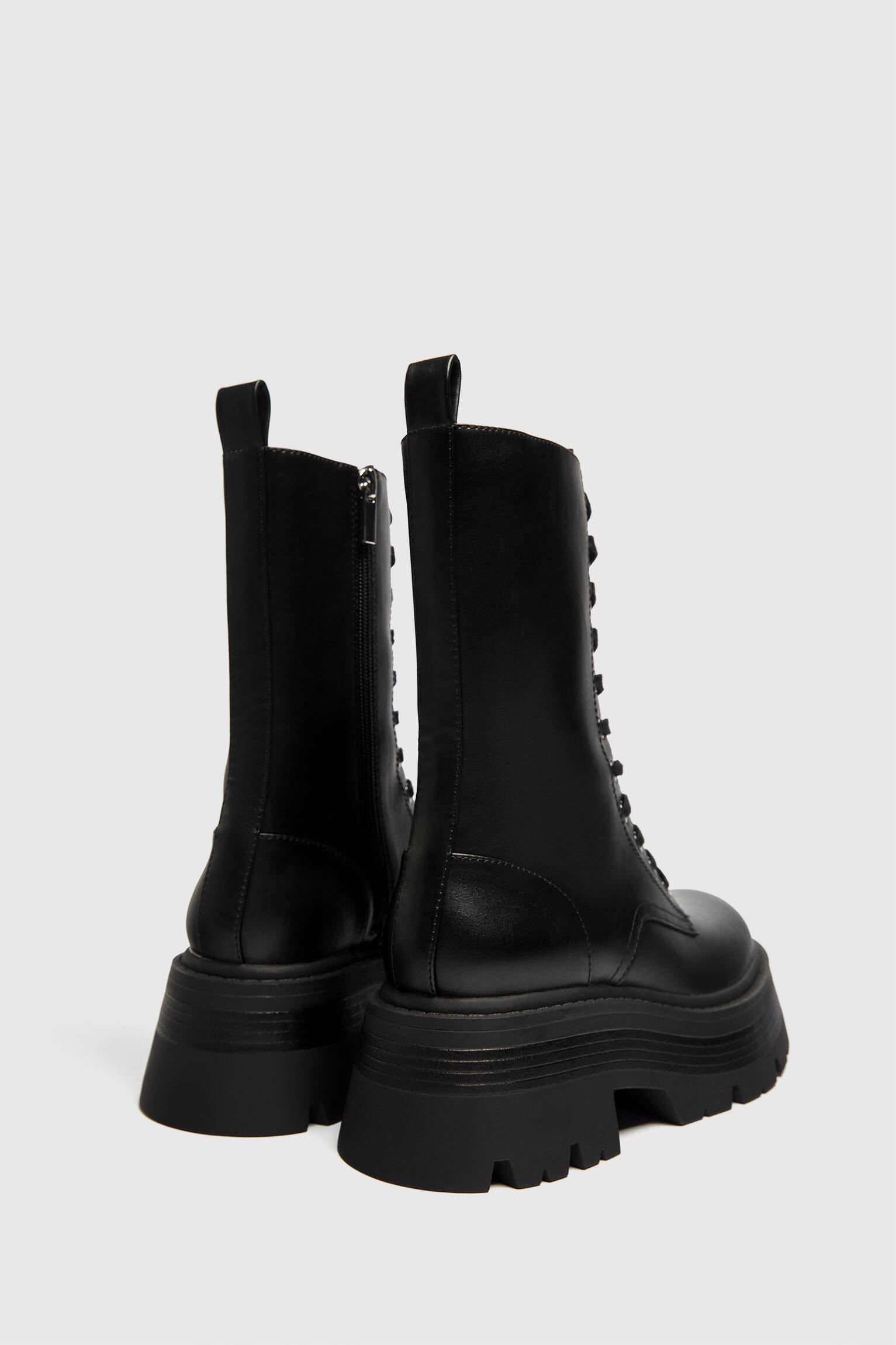 BOTA DE PLATAFORMA COM CADARÇO - PRETA