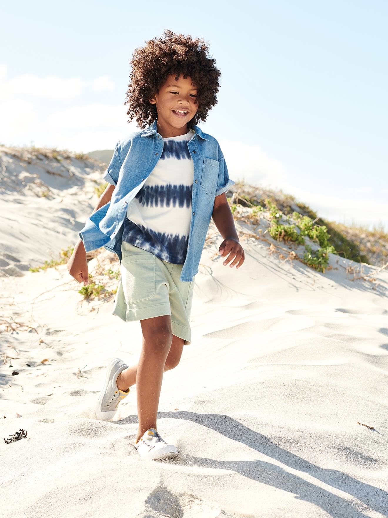 Bermuda infantil lisa marrom-clara em tecido atoalhado com estampas