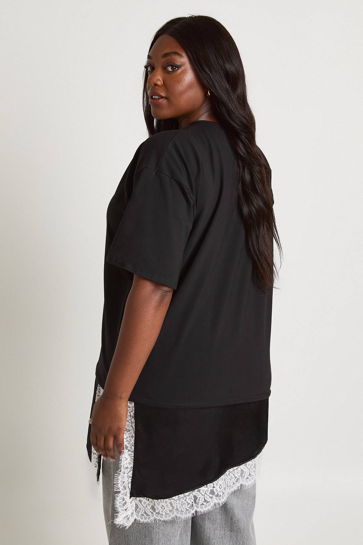 boohoo T-shirt Grande Taille À Ourlet En Satin Et Dentelle Contrastante