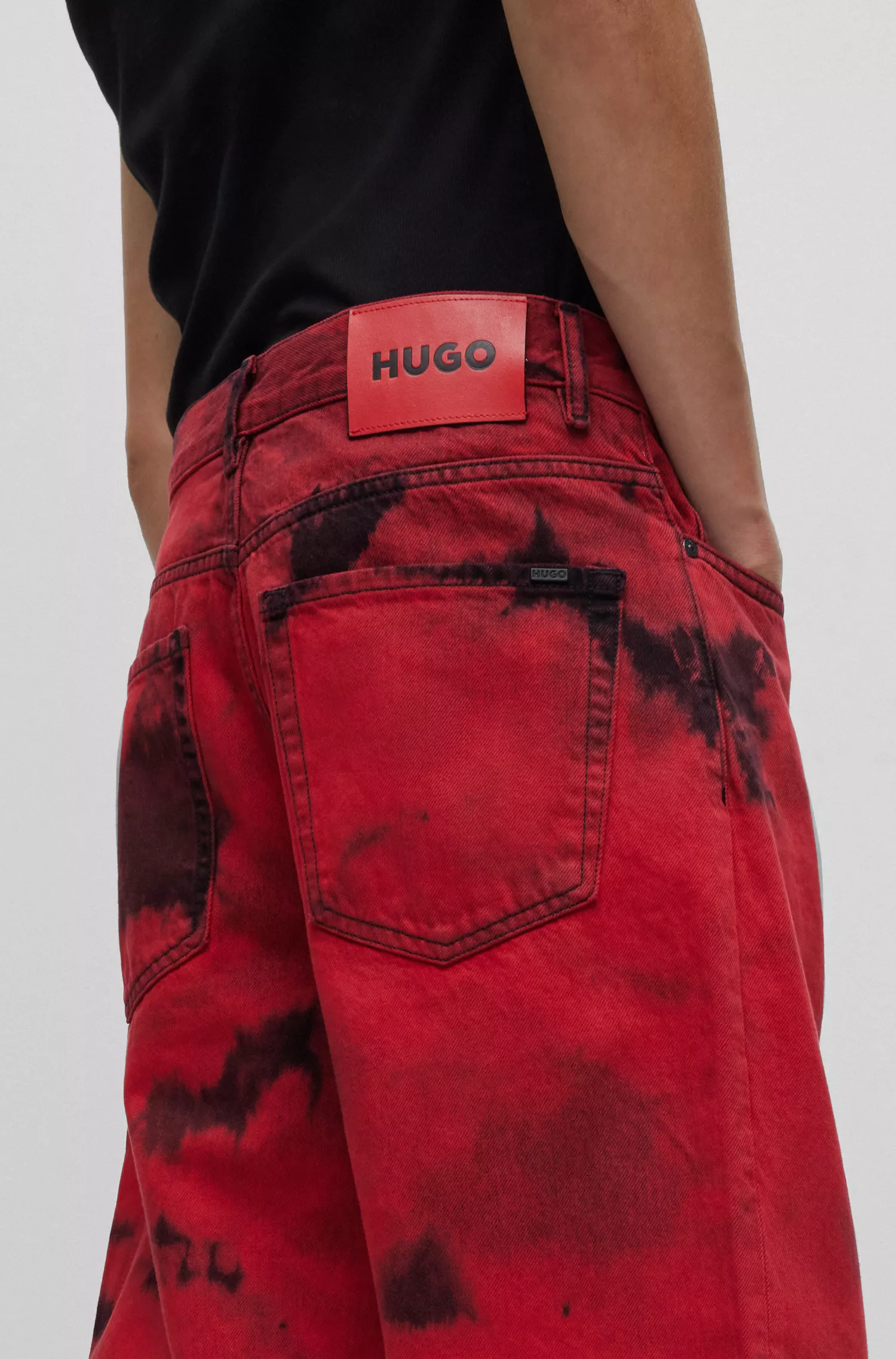 Calça jeans HUGO vermelha, corte regular, em denim rígido com efeito degradê.