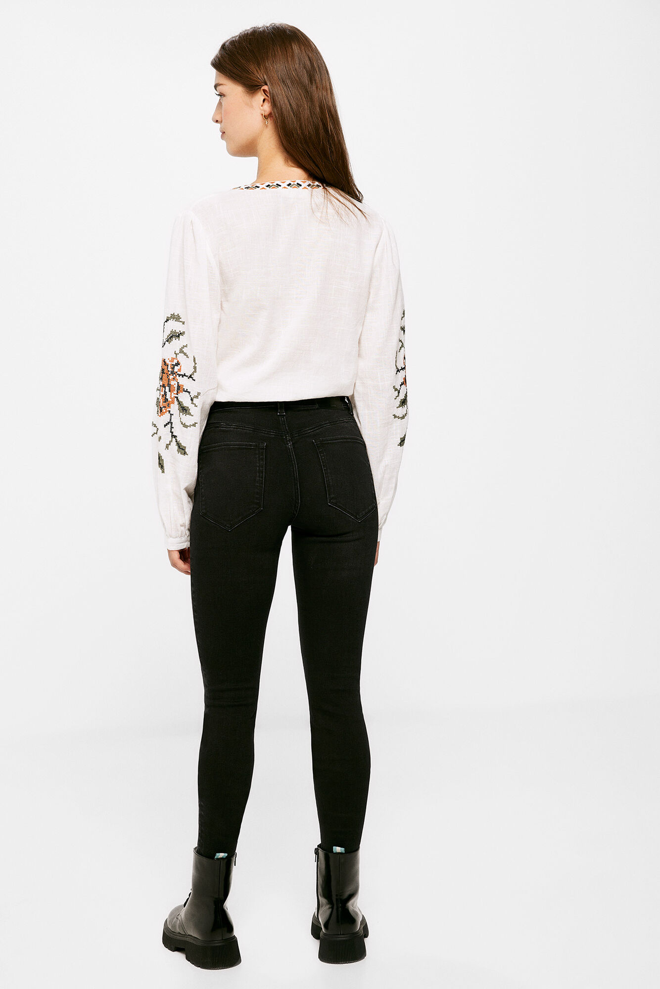 Calça jeans push-up, lavagem sustentável