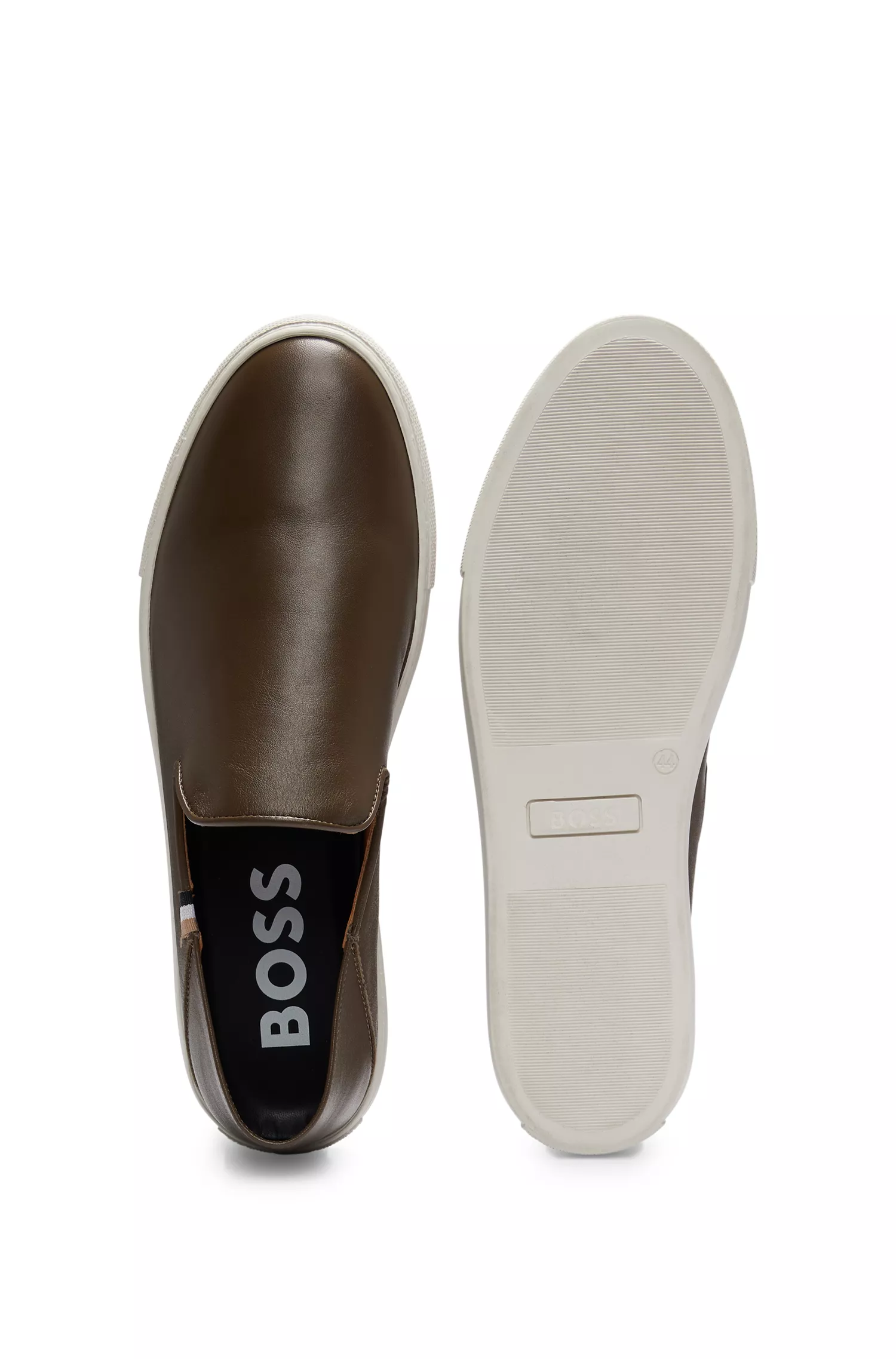 Sapatos slip-on BOSS em couro preto com detalhe de listra característica.