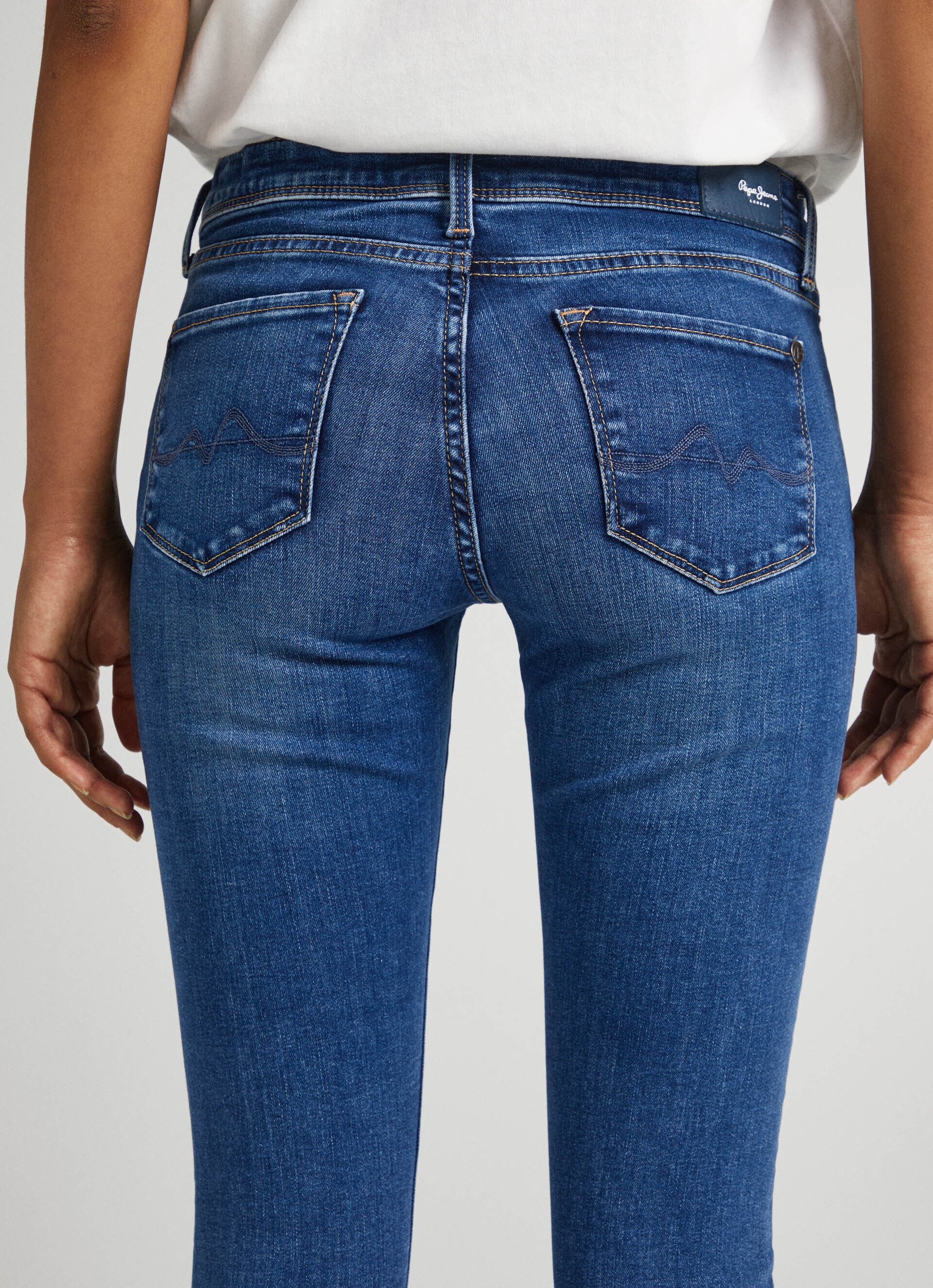 CALÇA JEANS LOLA FIT SKINNY TIRO TAMANHO MÉDIO - jeans