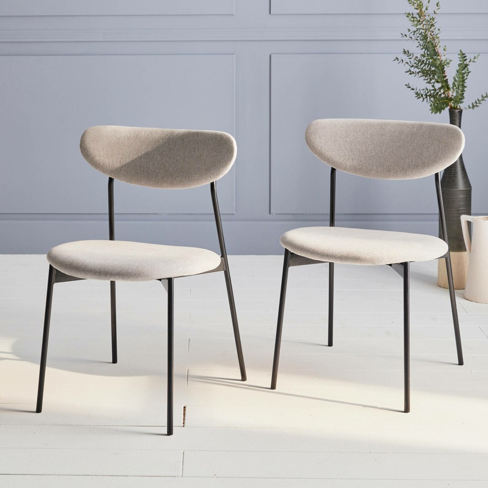 Lot de 2 chaises - arty - scandinaves et vintage. Assise et dossier gris clair. Pieds en acier