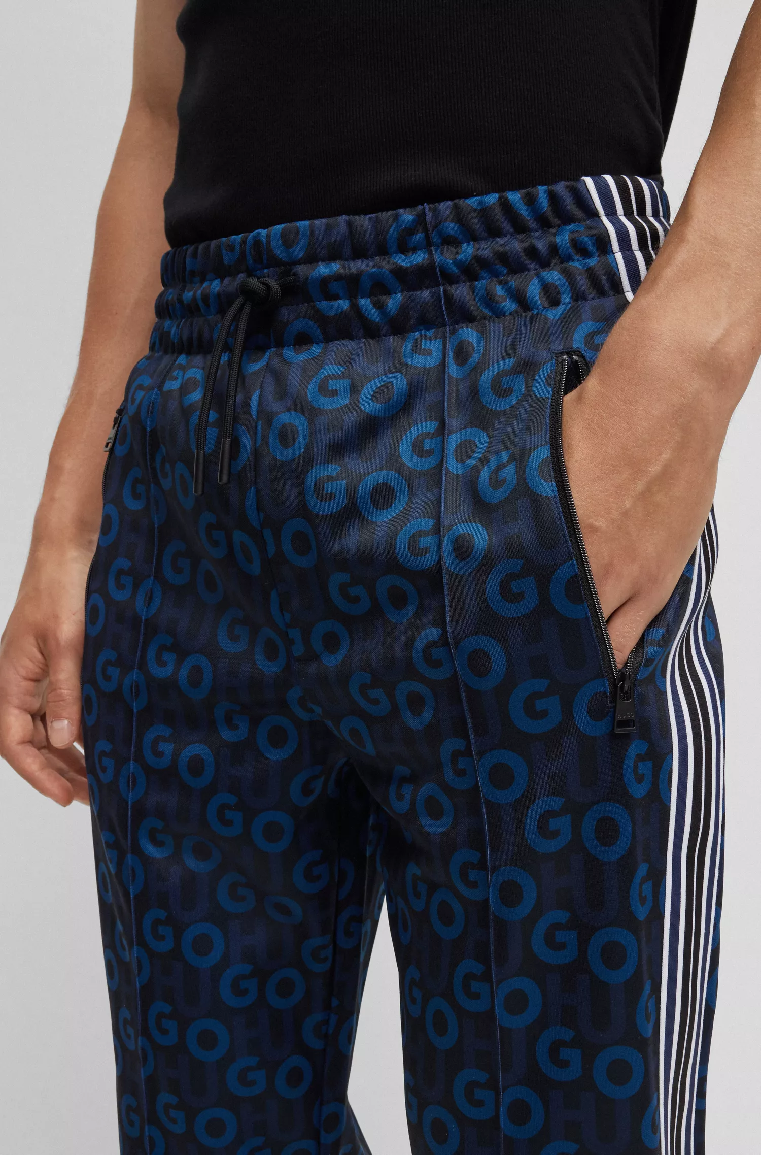 Calça de fato de treino HUGO com monograma vermelho e fita às riscas.