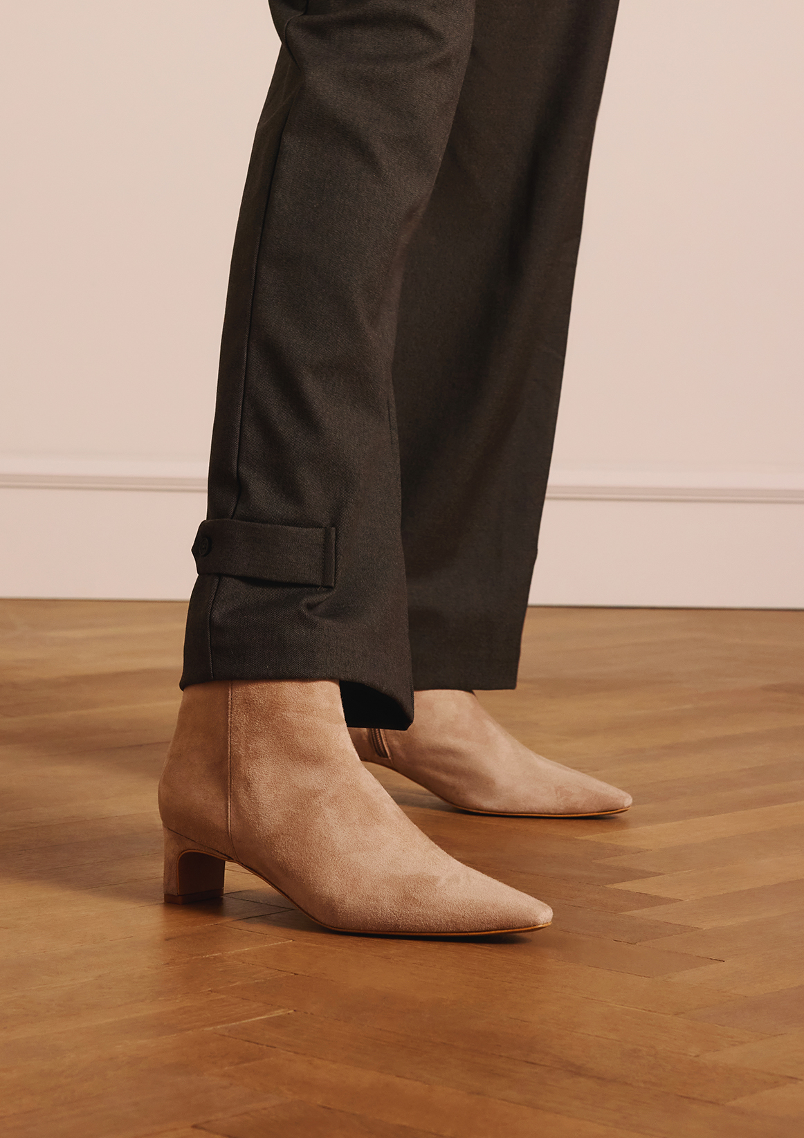 Beige suède enkellaarsjes met hak