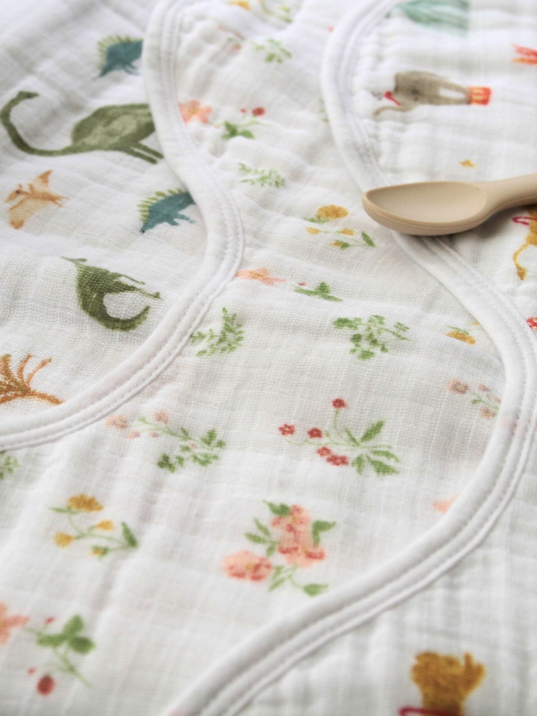 aden + anais Essentials 100% katoenen Baby Burpy Bib Dino Jungle mousseline