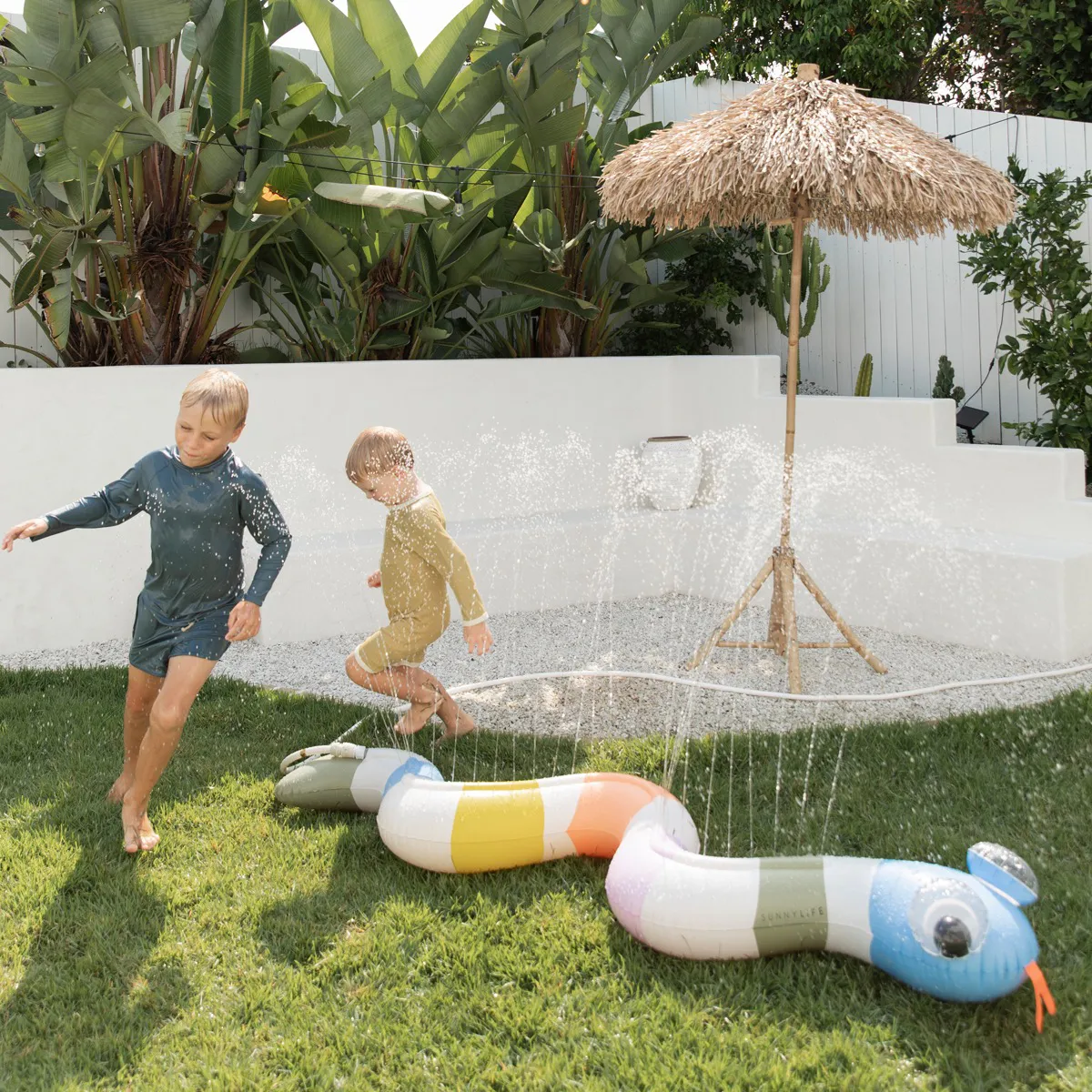 Sunnylife Oppustelig Slange m. Sprinkler - The Wild