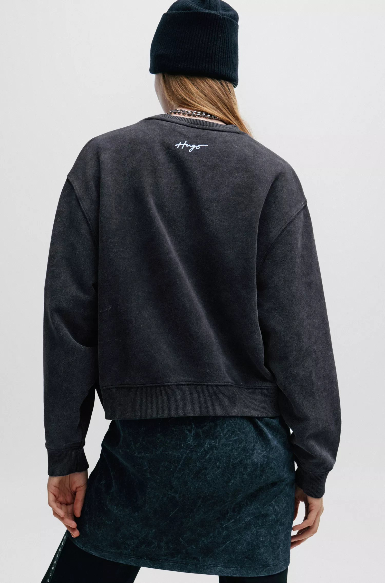 Moletom HUGO vermelho oversized em tecido felpudo francês com estampa sazonal.