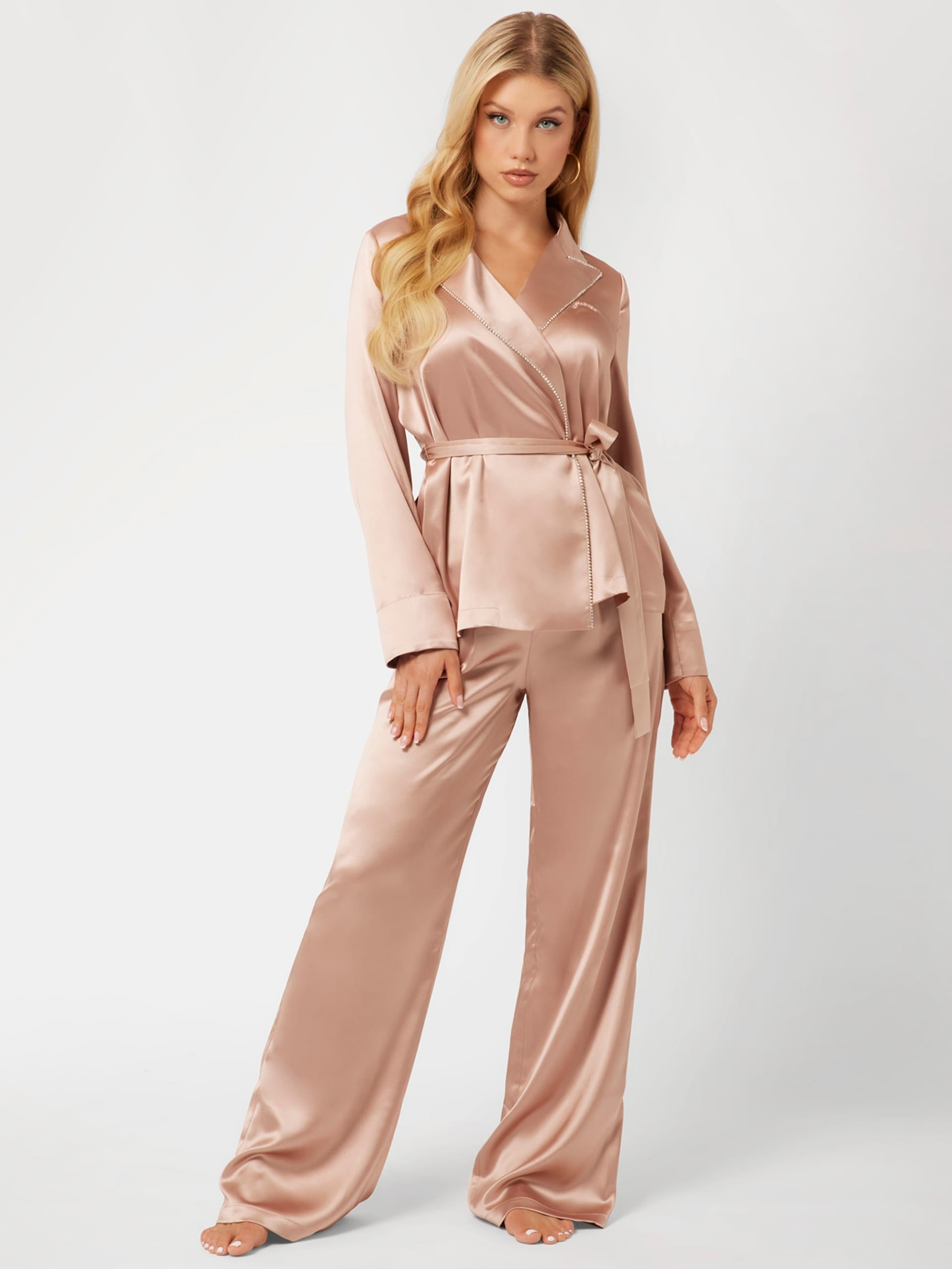 Conjunto de pijama com blusa transpassada e calça em cetim bordado.