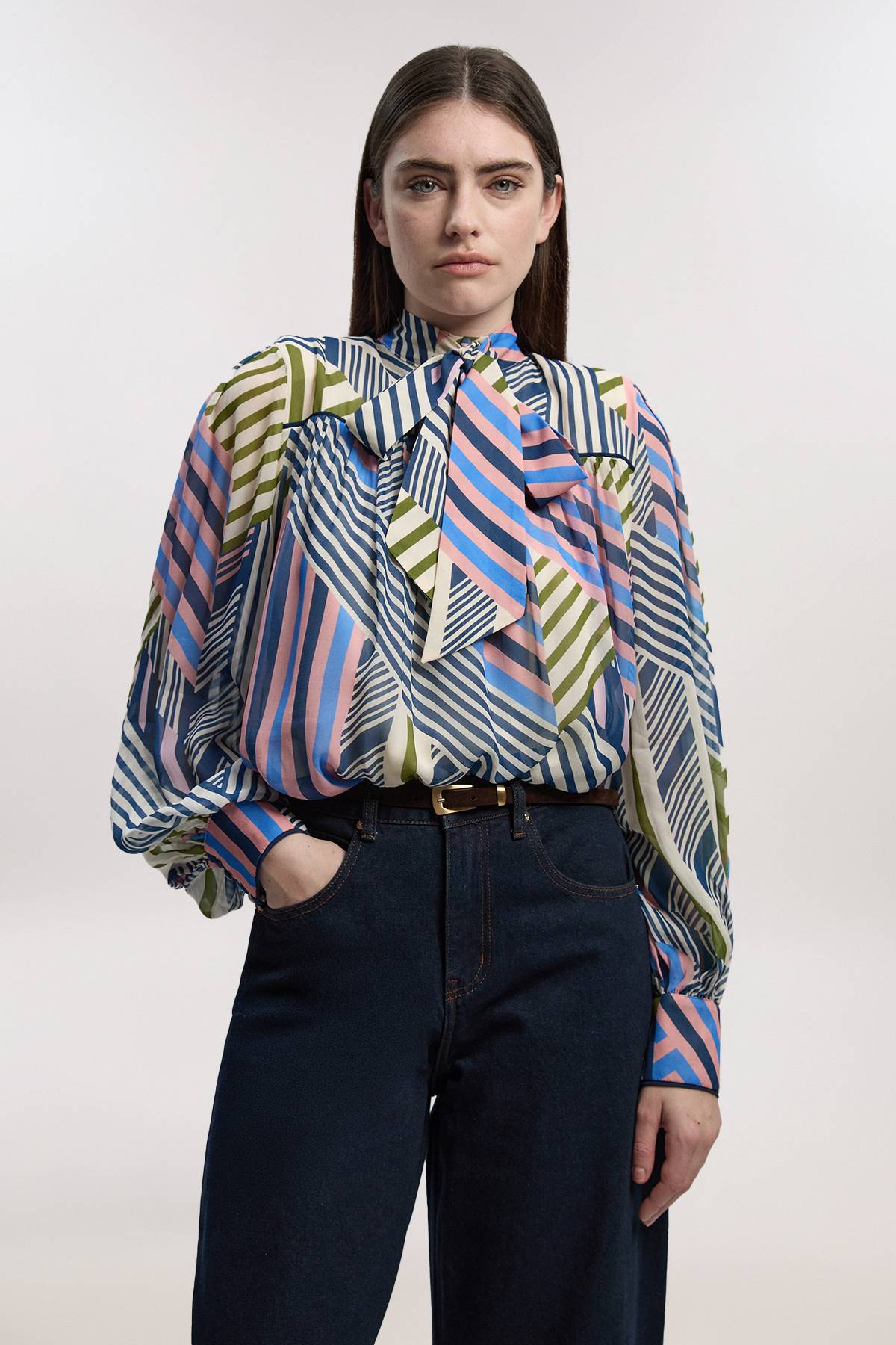 KarenMillen Blouse Tissée à Imprimé Géométrique en Georgette de Viscose avec Nœud Lavallière