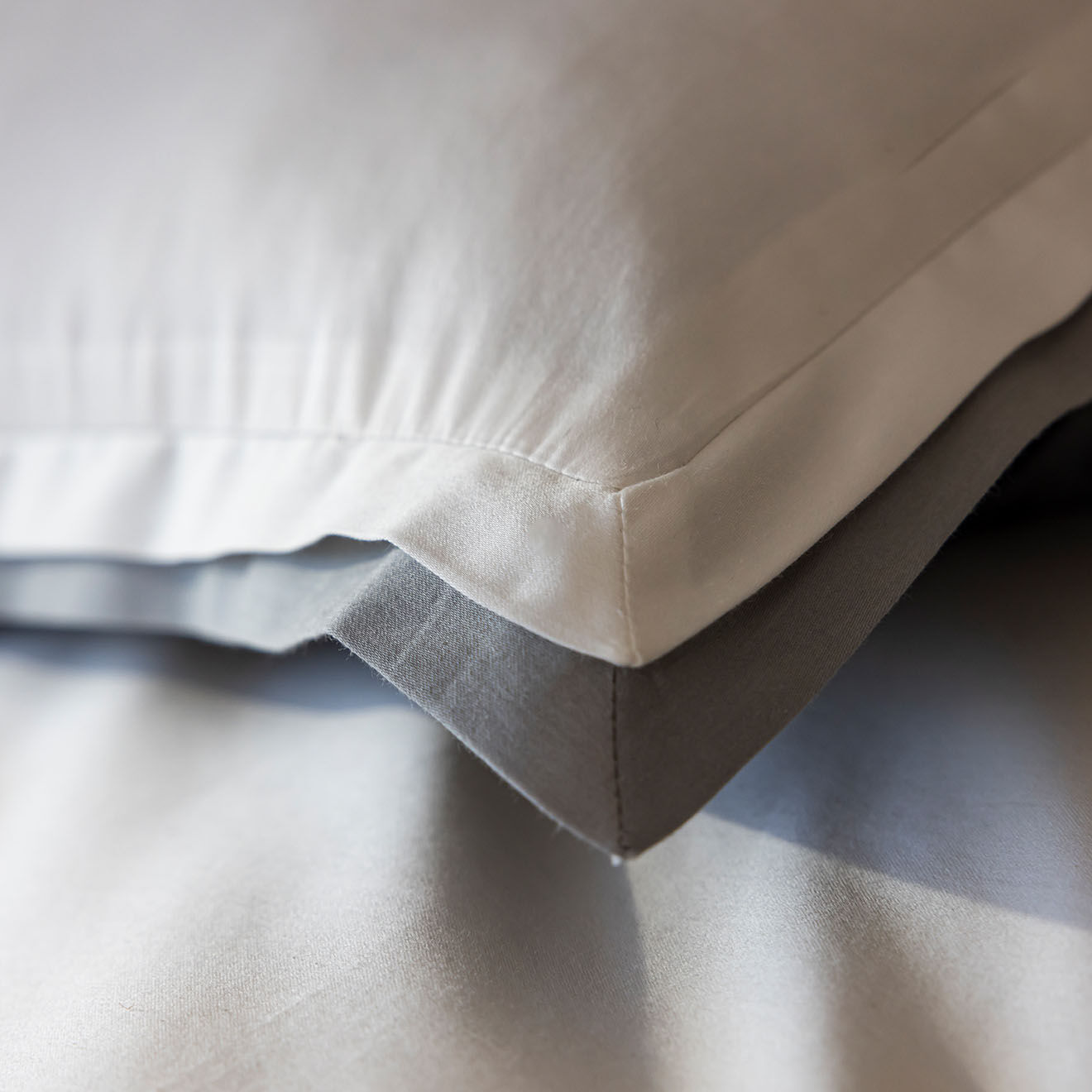 Perle de Coton Taie d'oreiller en Satin de Coton Bryant blanc/gris
