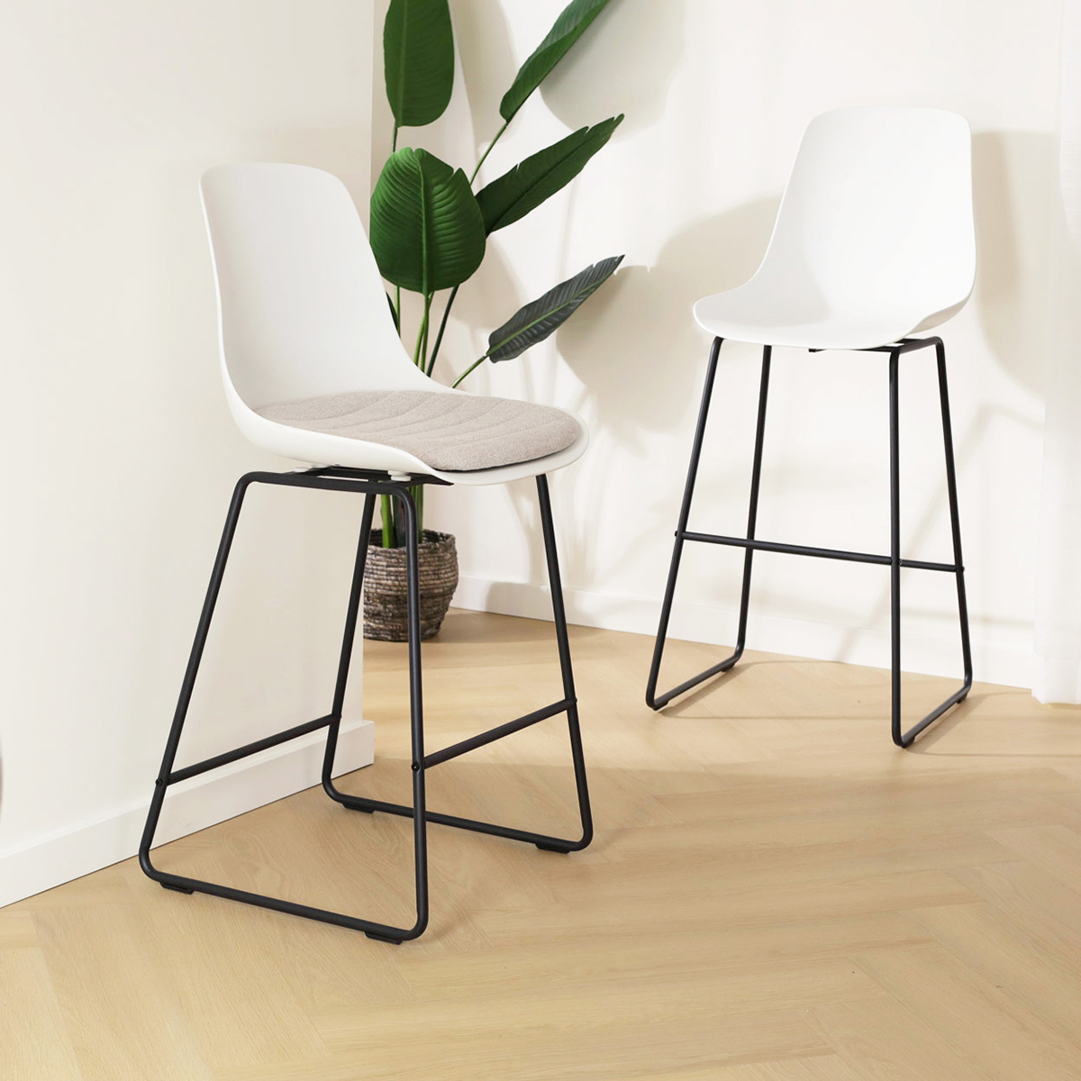 Nino-Liv barkruk wit met beige zitkussen - zwart onderstel - 75 cm