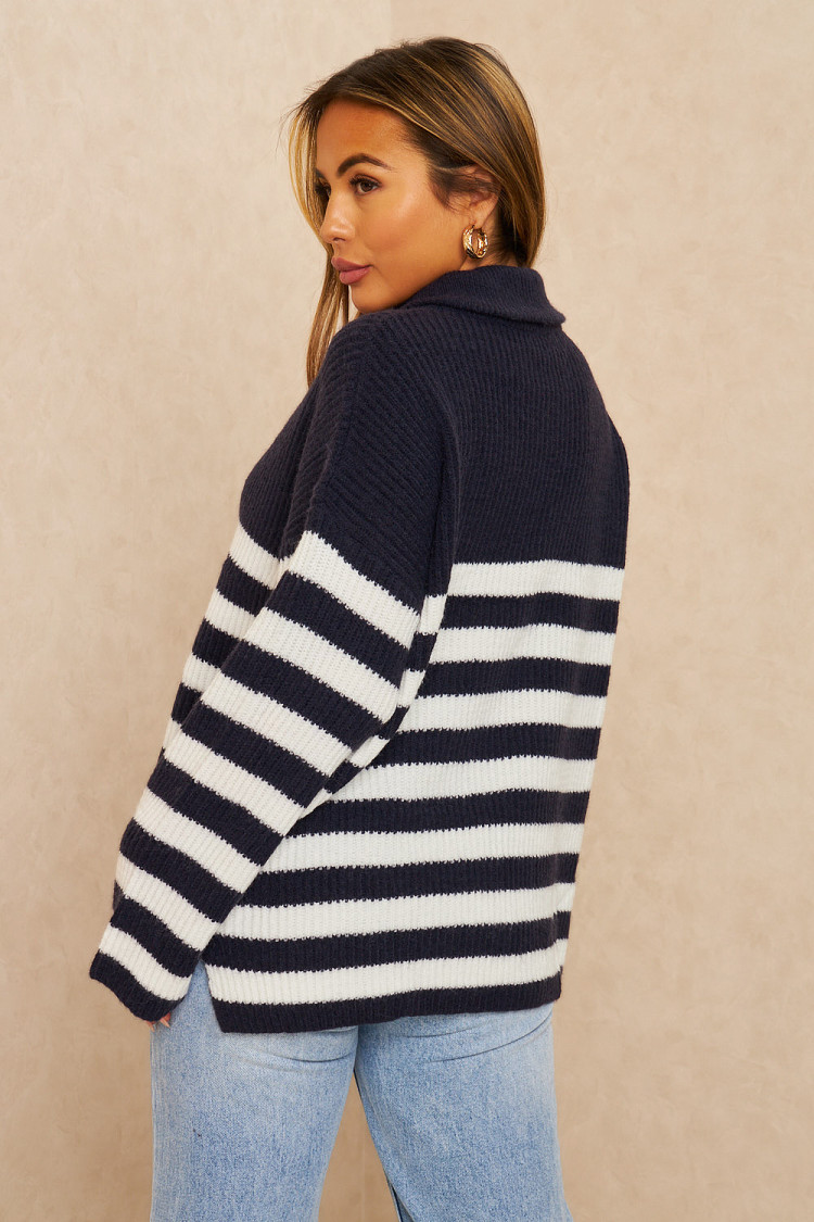 Pull bleu en mailles à rayures blanches col montant zippé