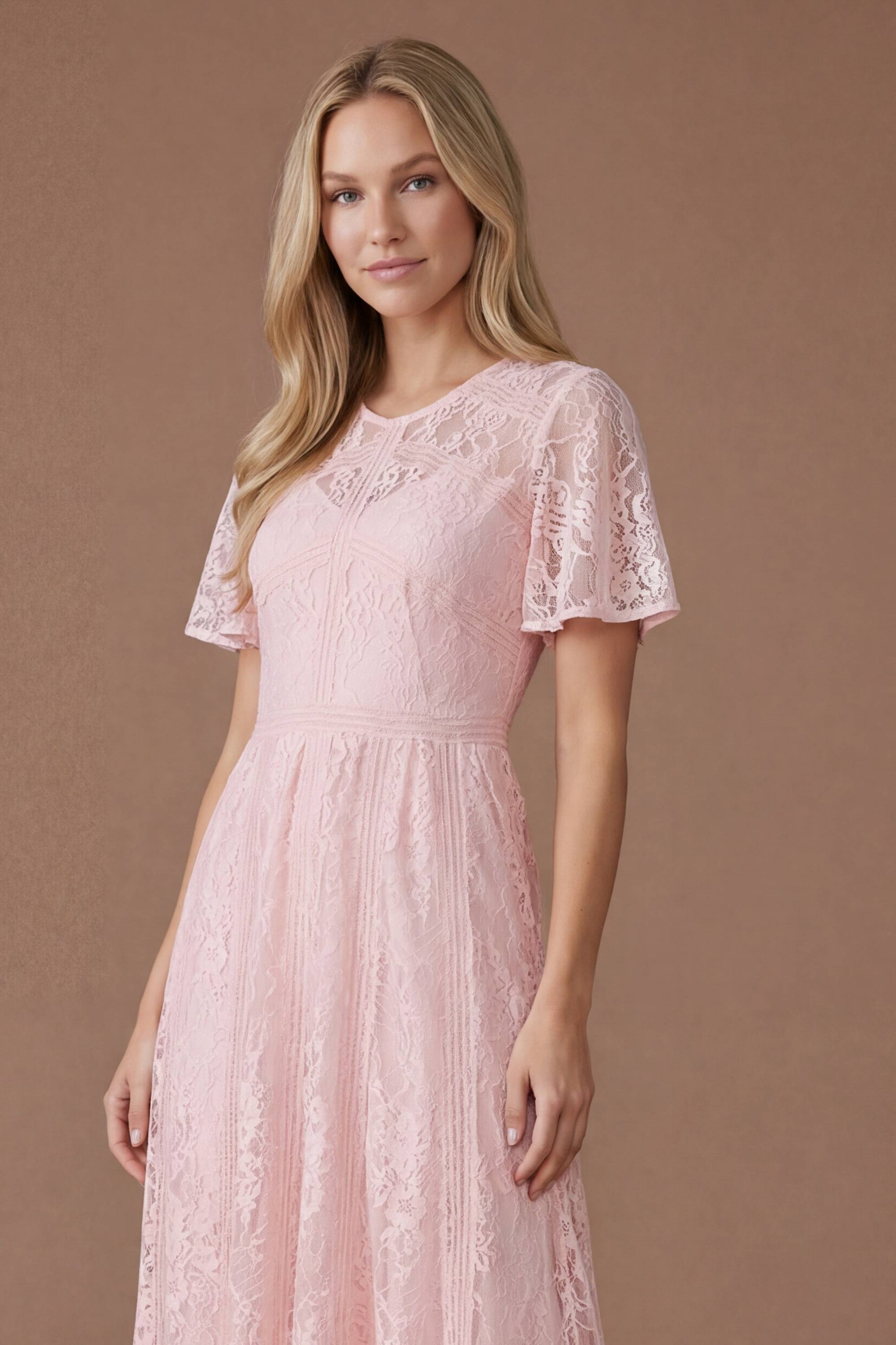 Oasis Robe de Demoiselle d'Honneur en Dentelle à Manches Évasées
