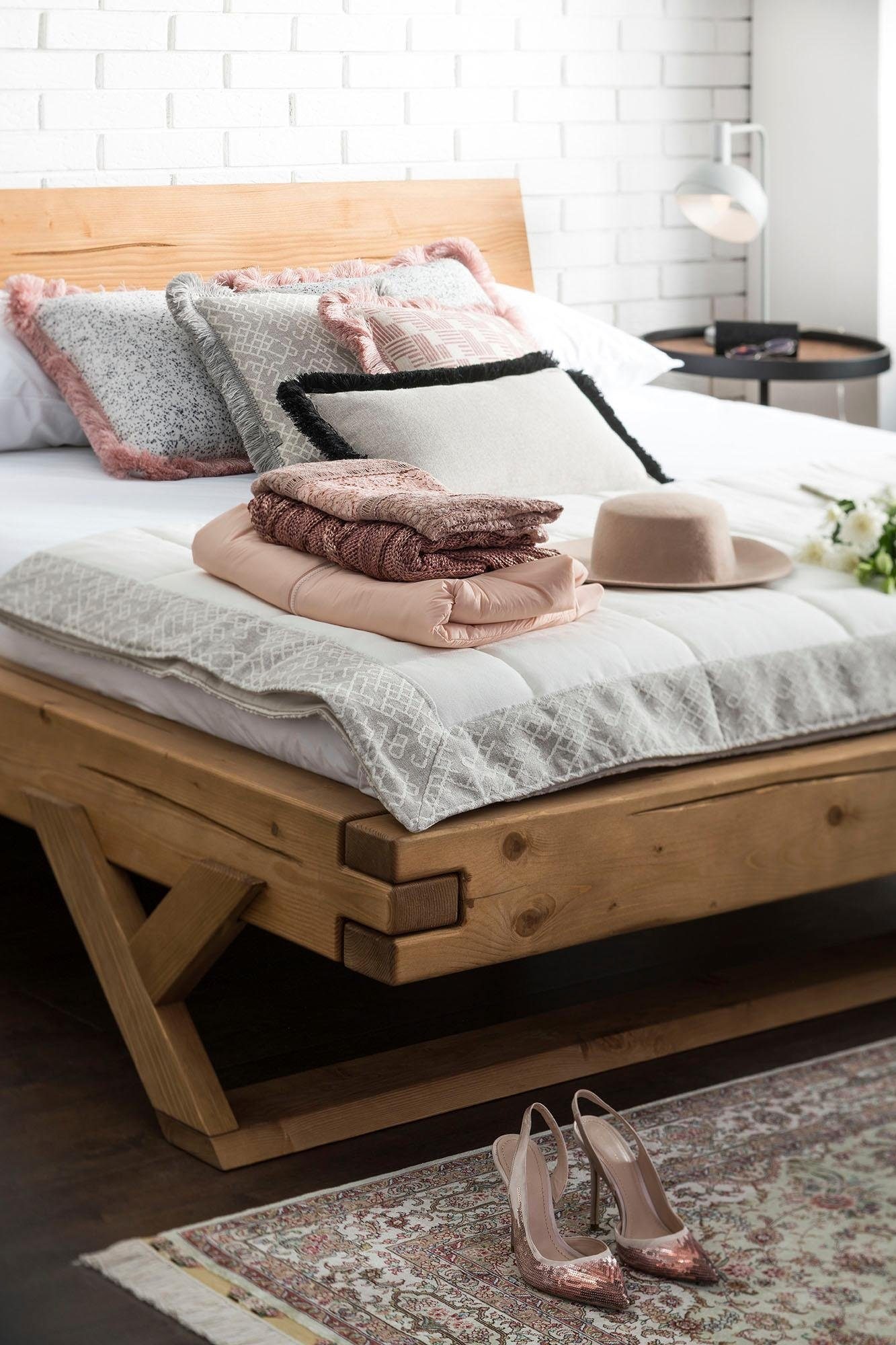 SalesFever Massivholzbett »Eik: Elegantes Bett aus Massivholz« Tradition trifft Moderne: Unikates Balkenbett mit Y-Füssen