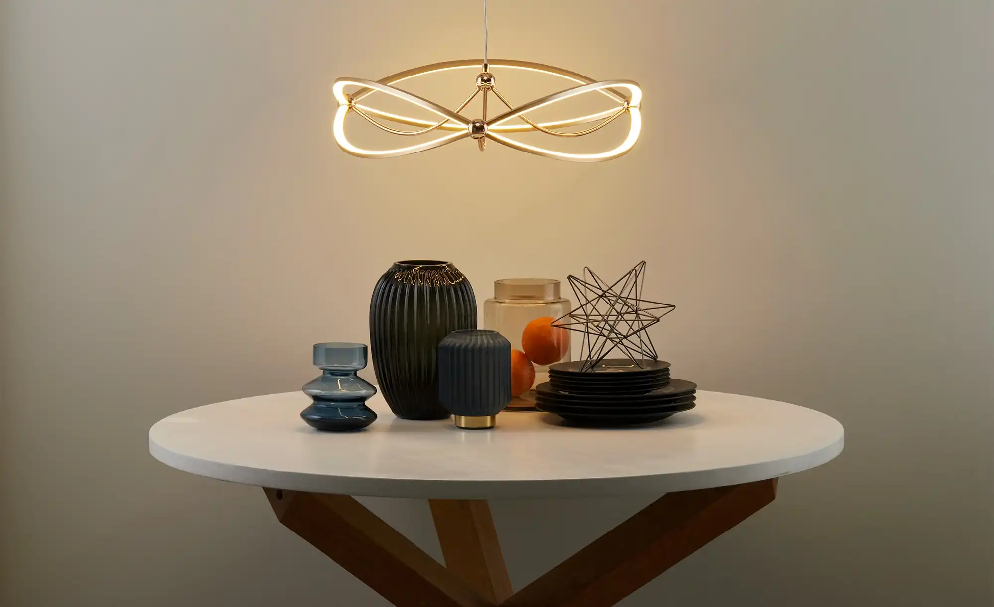 Trio LED-Pendelleuchte messing matt, geschwungen