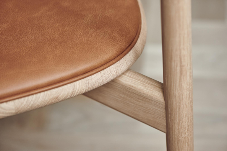 Bolia Merge eetkamerstoel met zitkussen eiken Memory Grey-White