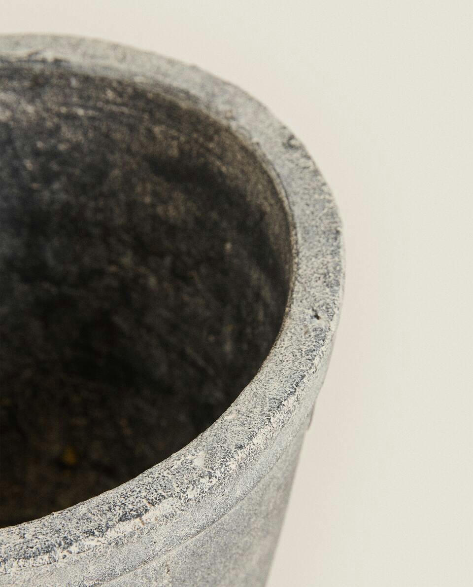VASO DE FLORES DE BARRO ESCURO