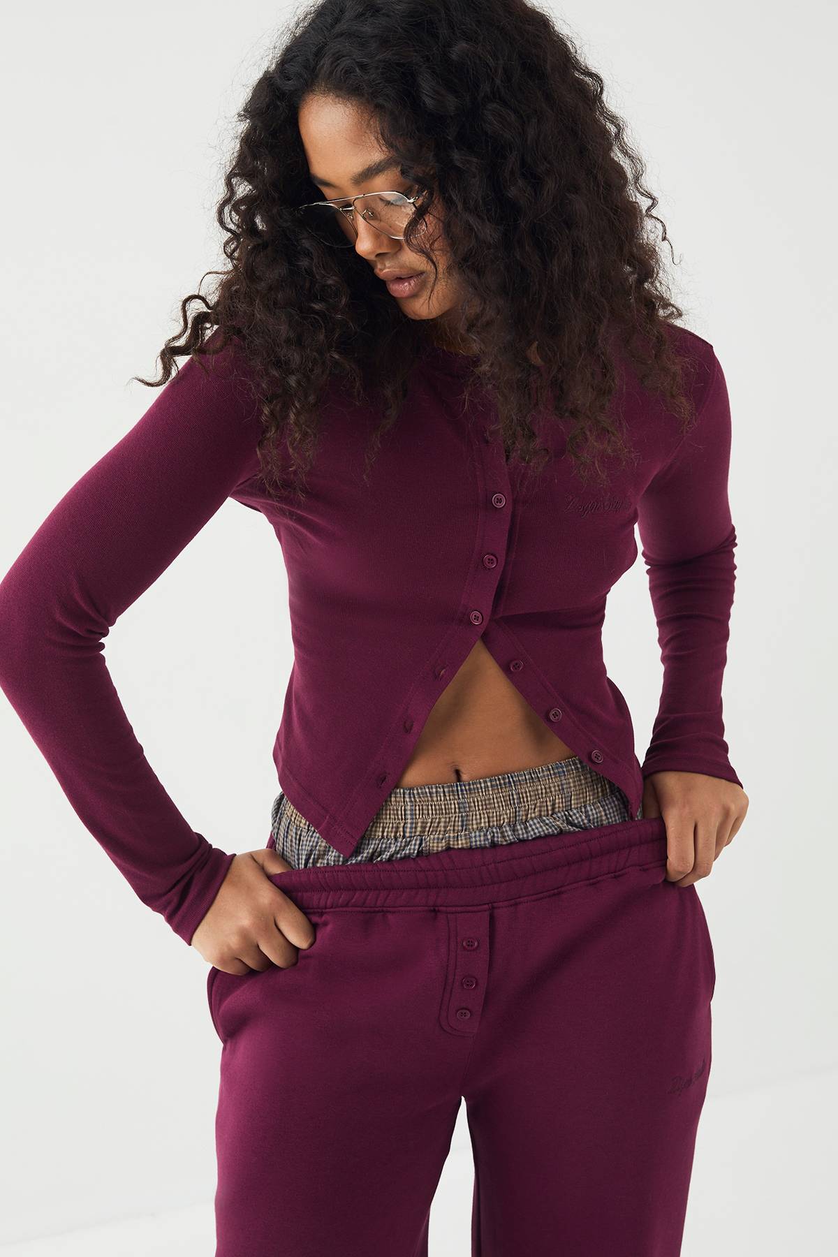 DSGN Studio Haut Manches Longues Côtelé à Broderie Script avec Boutonnage