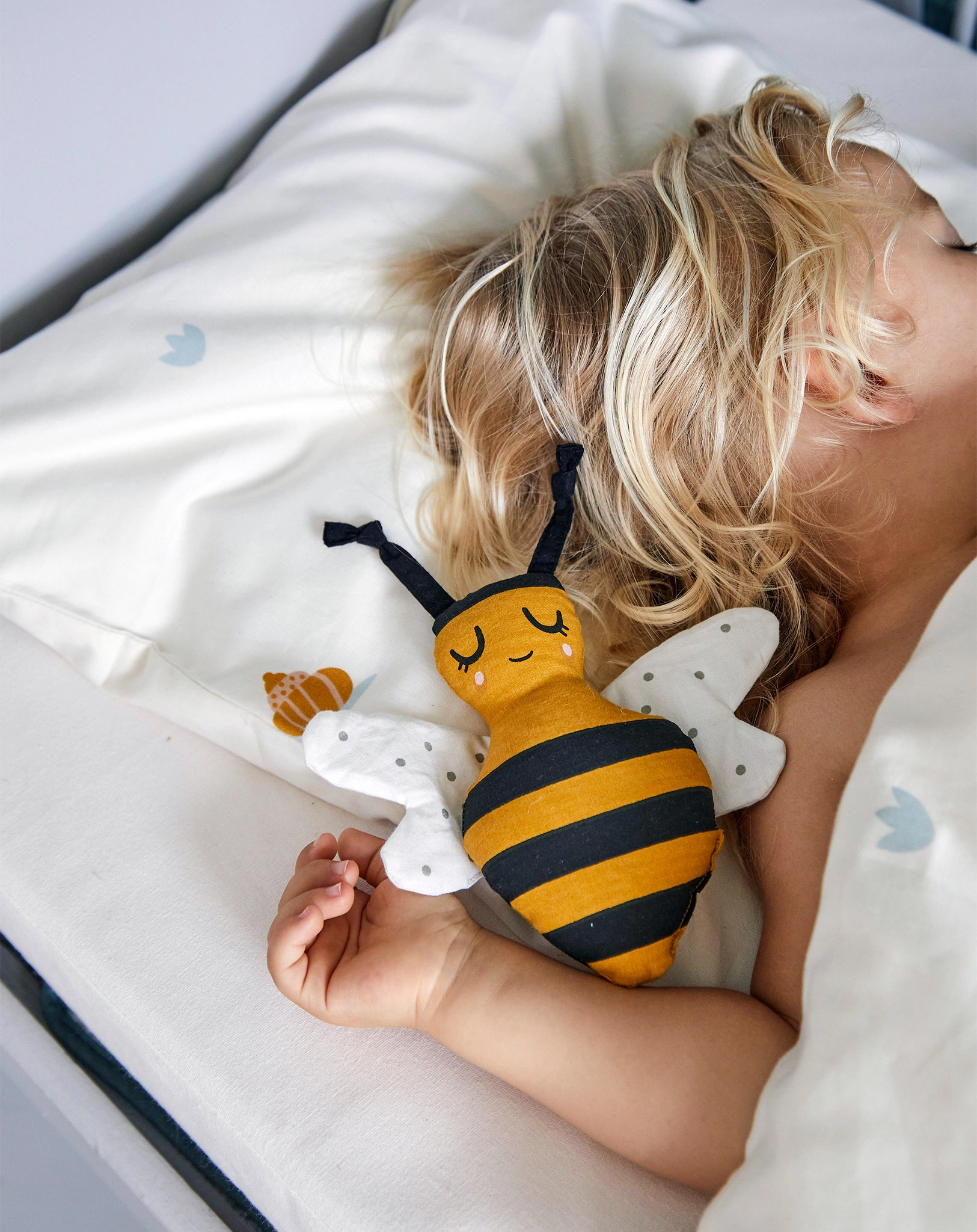 Kuscheltier BEE (18cm) in schwarz/gelb mit Rassel